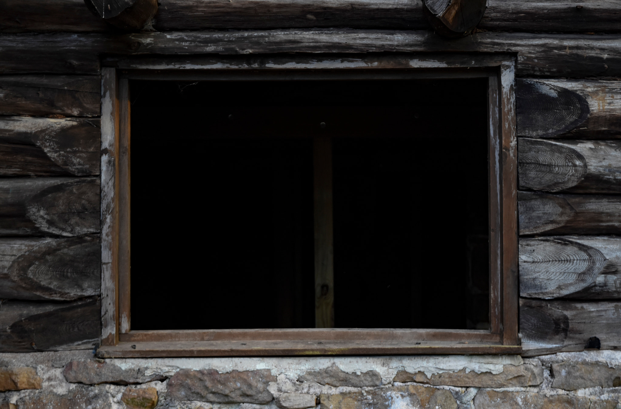 Nikon D7200 + AF-S VR DX 16-80mm f/2.8-4.0E ED sample photo. Hole in the wall photography