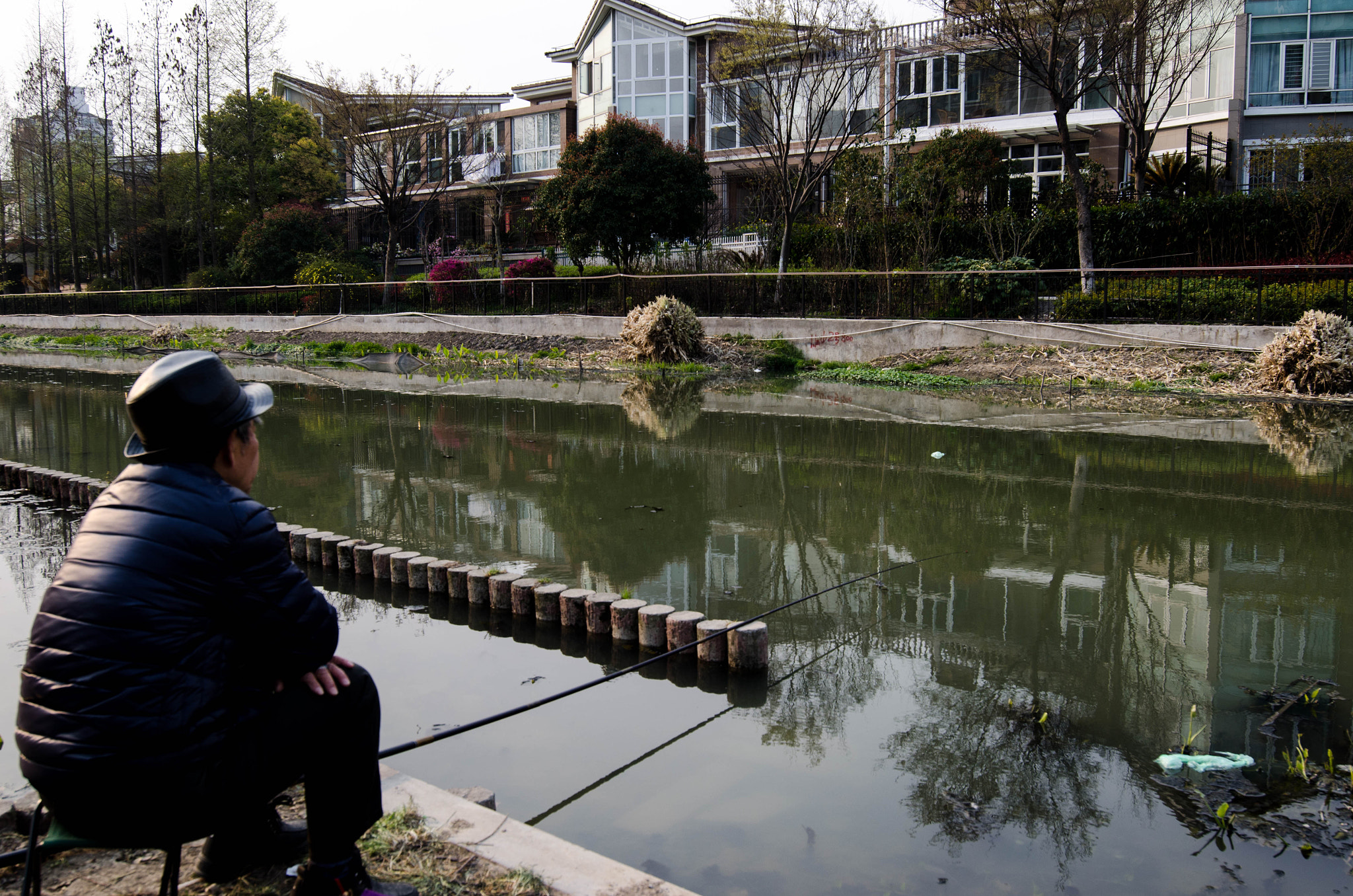 Nikon AF-S Nikkor 18-35mm F3.5-4.5G ED sample photo. 垂钓污水边 photography