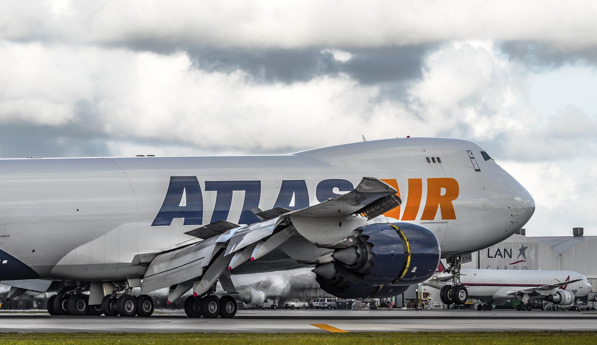 Panasonic Lumix DMC-GX8 + Olympus M.Zuiko Digital ED 40-150mm F2.8 Pro sample photo. Atlas air cargo 747-8 photography