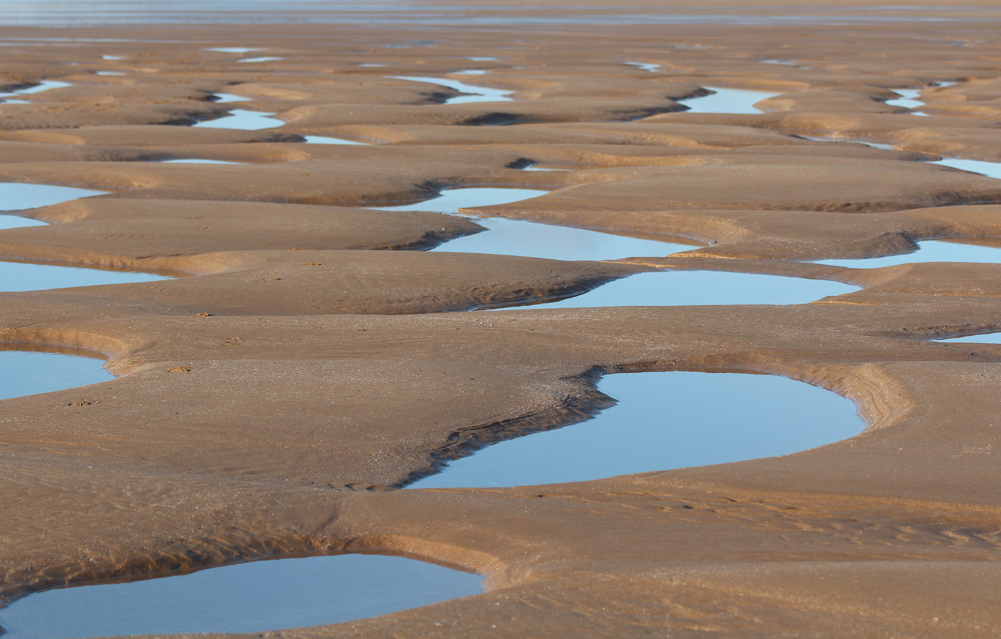 Canon EOS 600D (Rebel EOS T3i / EOS Kiss X5) + Canon 70-300mm sample photo. Woolacombe beach puddles photography