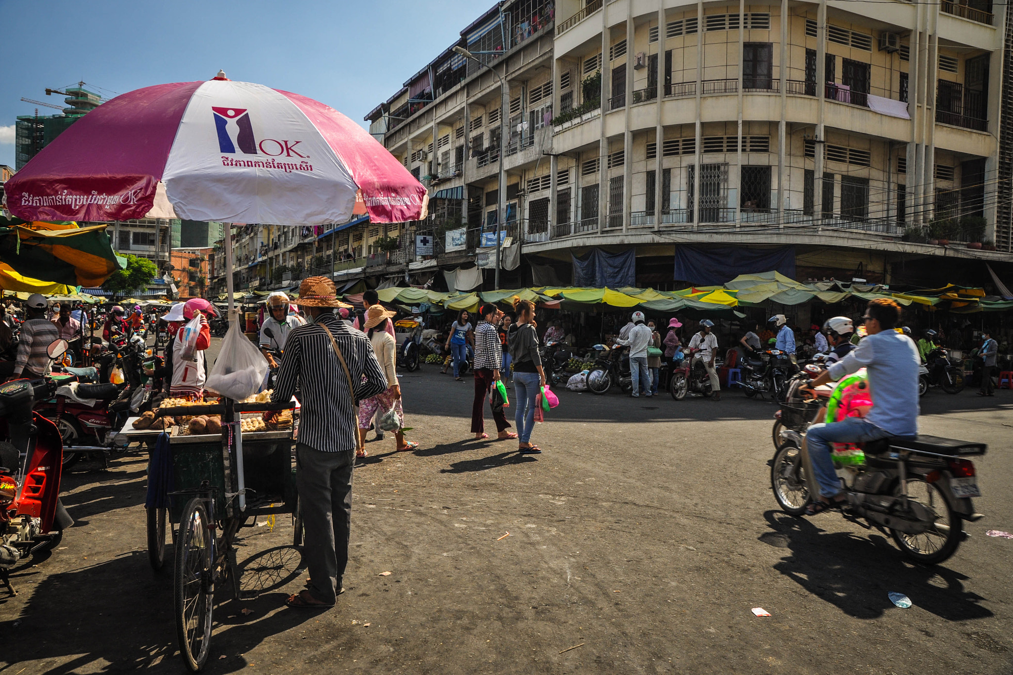 Sigma 17-70mm F2.8-4 DC Macro OS HSM sample photo. Street market photography