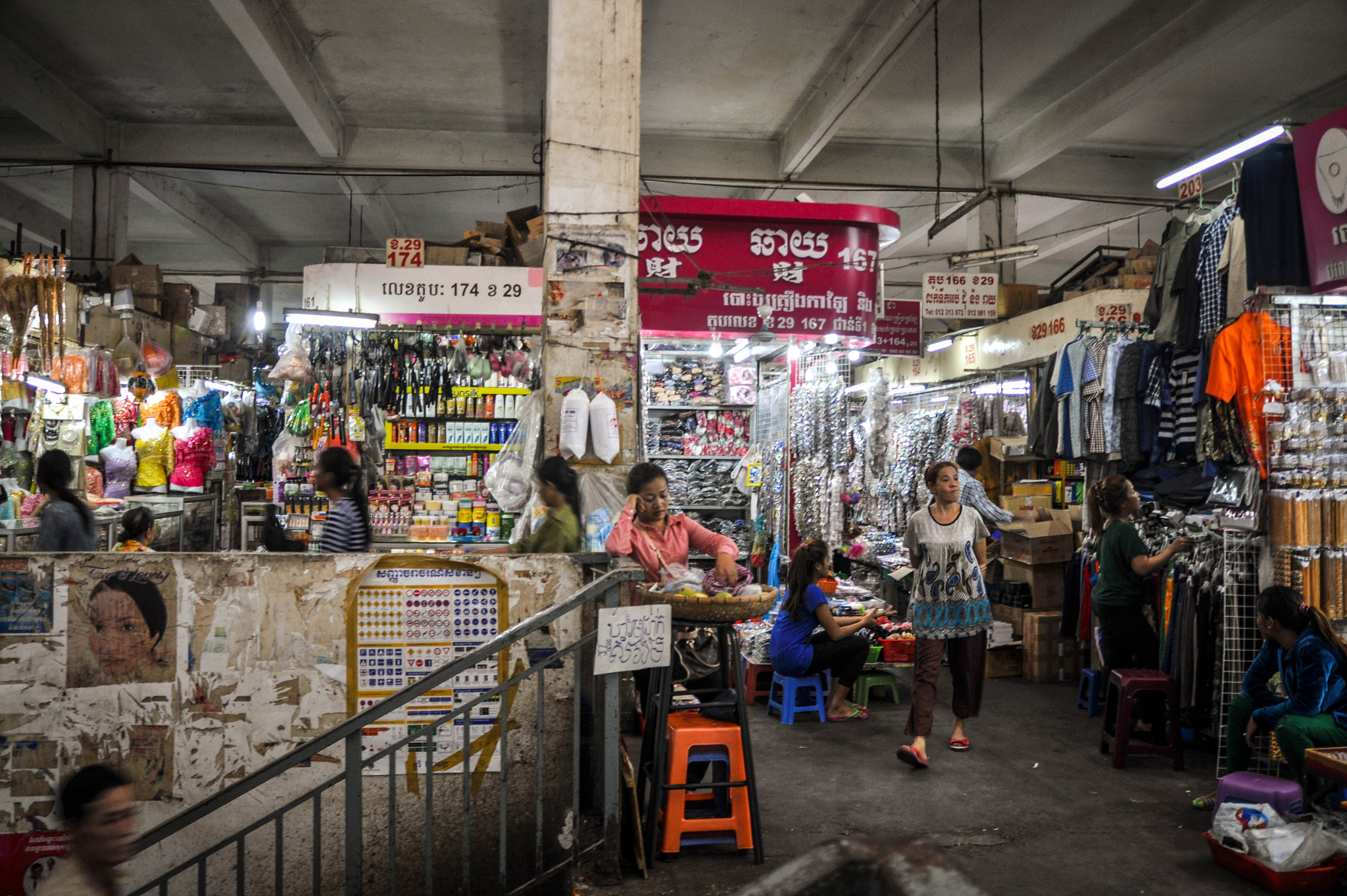 Sigma 17-70mm F2.8-4 DC Macro OS HSM sample photo. Russian market photography