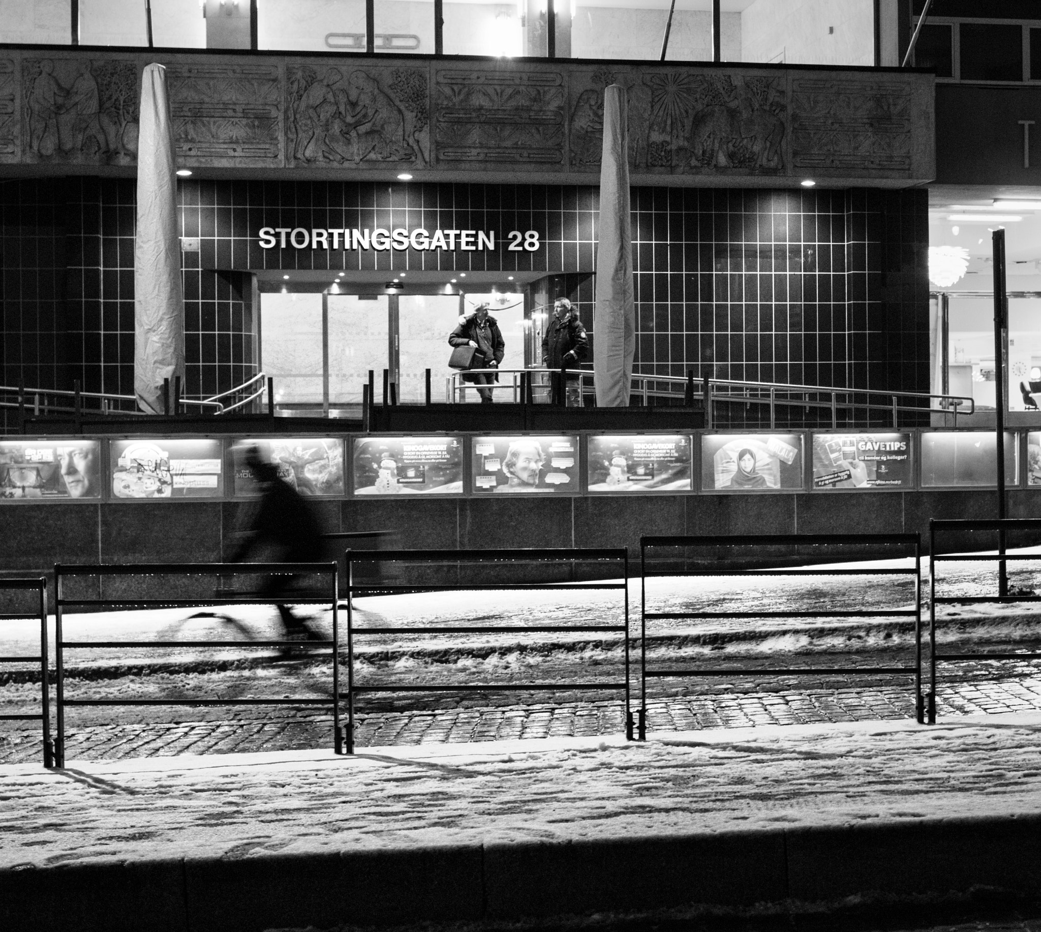 Canon EOS 100D (EOS Rebel SL1 / EOS Kiss X7) + Canon EF 35mm F2 IS USM sample photo. Oslo@night photography