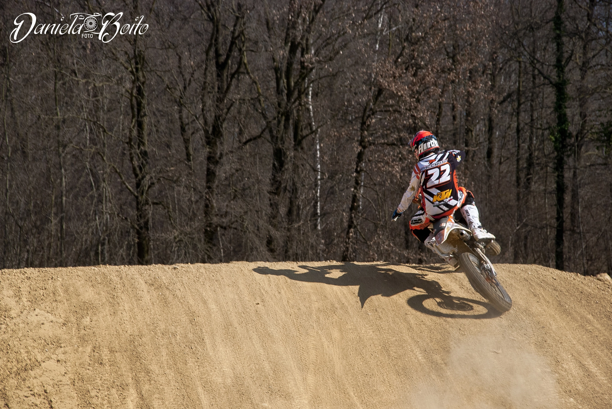Nikon D80 + Sigma 18-200mm F3.5-6.3 DC sample photo. Shadow on dust photography