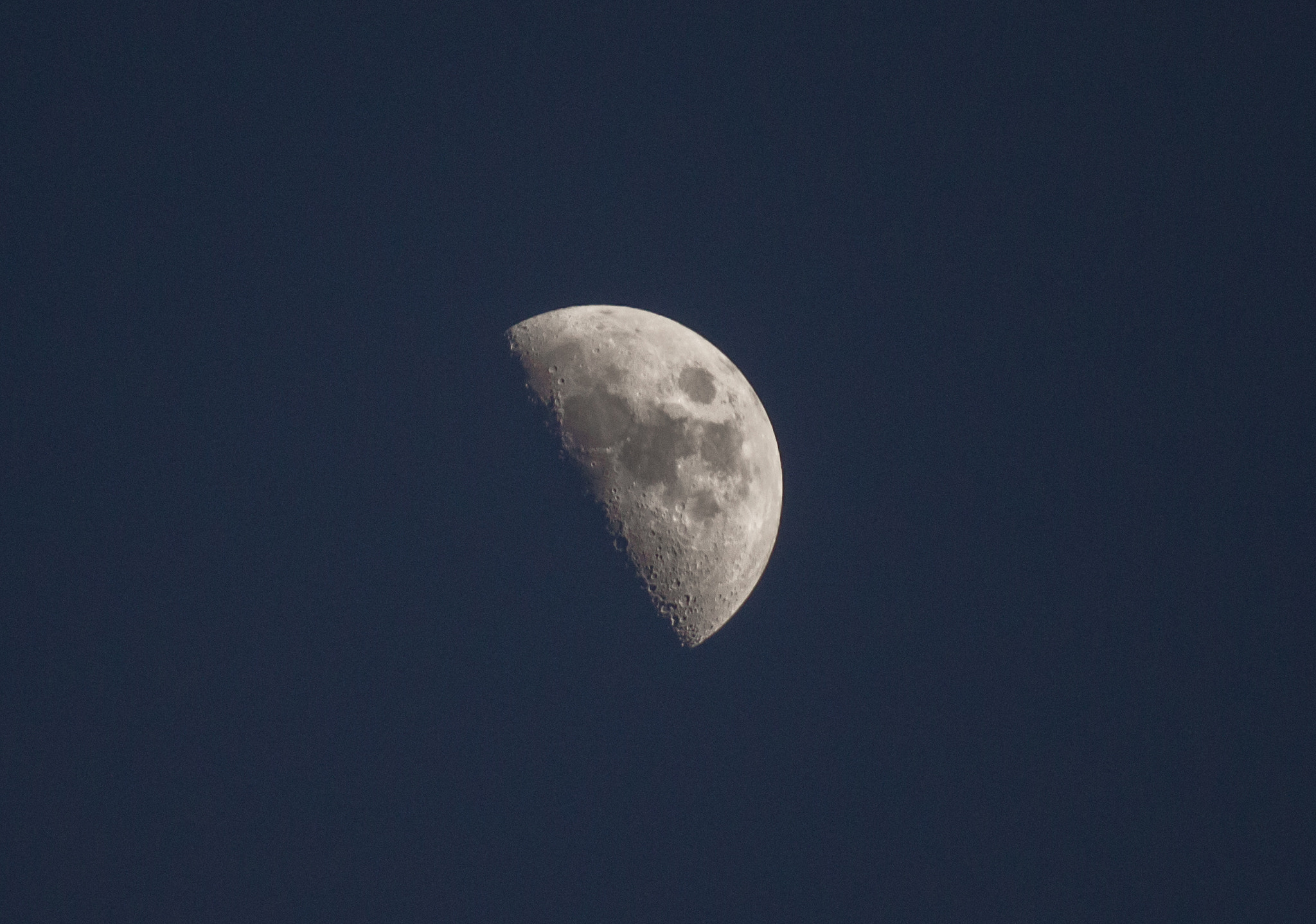 Canon EOS 1200D (EOS Rebel T5 / EOS Kiss X70 / EOS Hi) sample photo. Satellite // luna photography