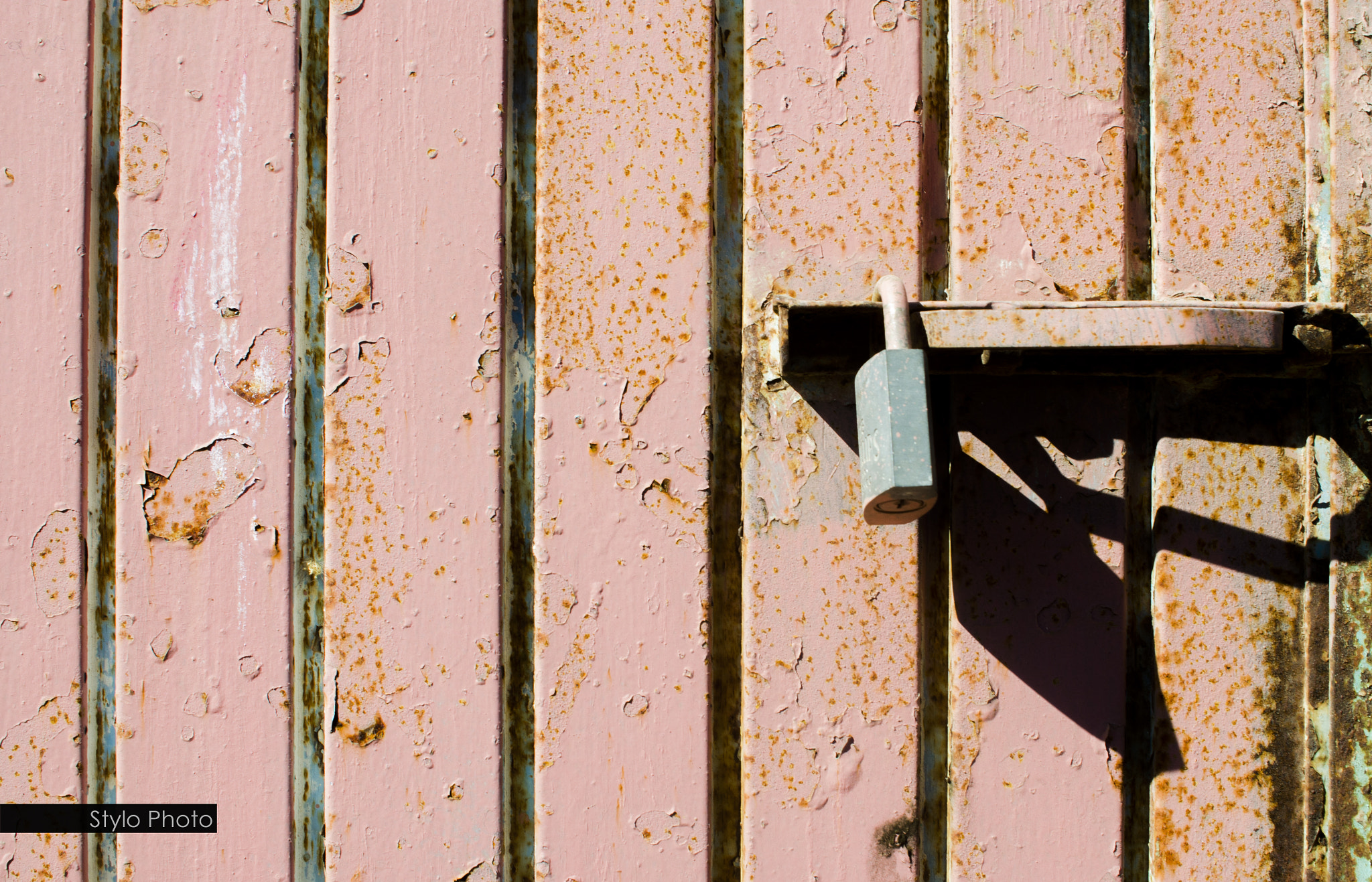 AF Zoom-Nikkor 35-135mm f/3.5-4.5 N sample photo. Door lock photography