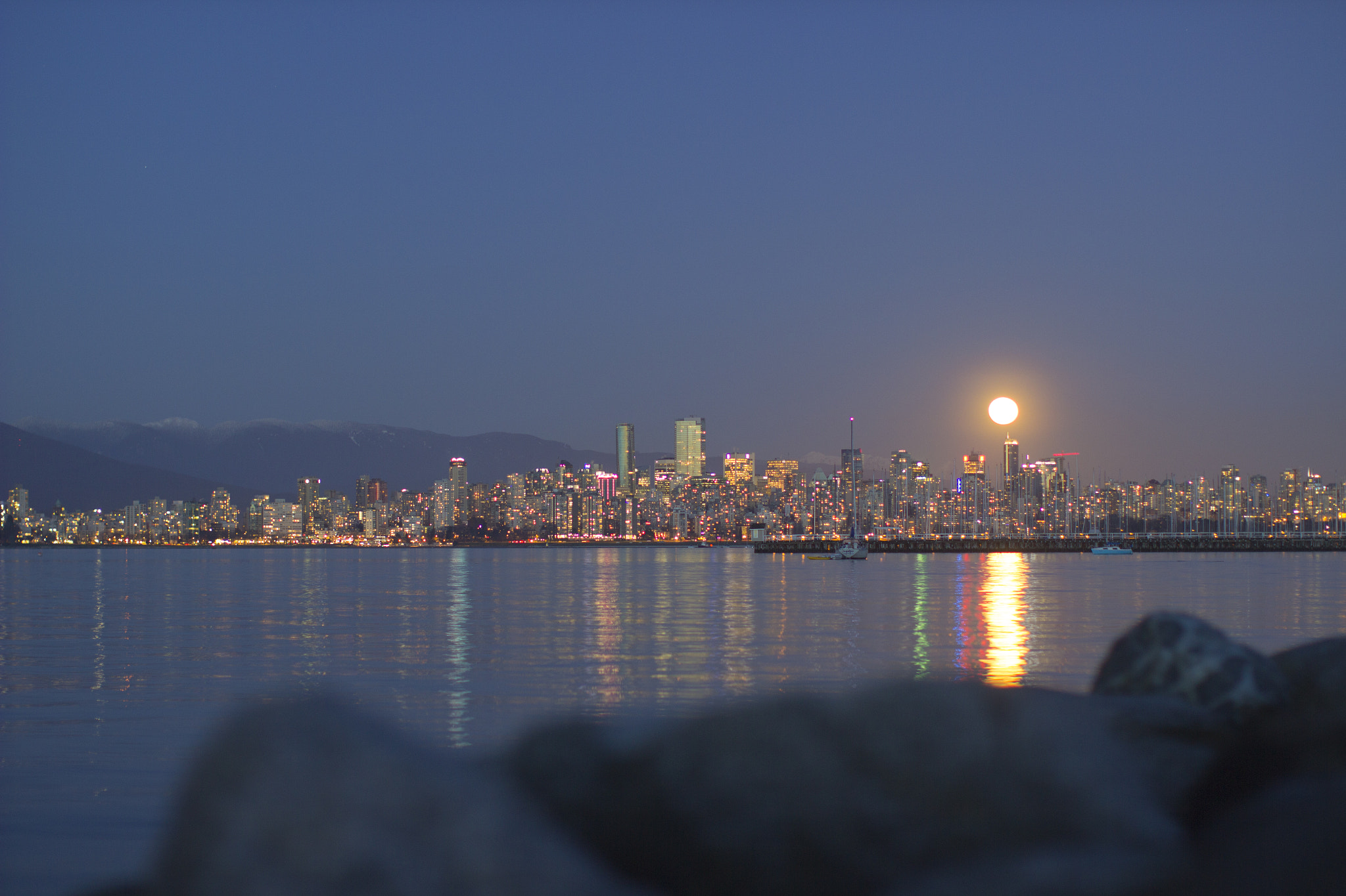 Canon EOS 600D (Rebel EOS T3i / EOS Kiss X5) + Canon EF 50mm F1.2L USM sample photo. Vancouver skyline photography