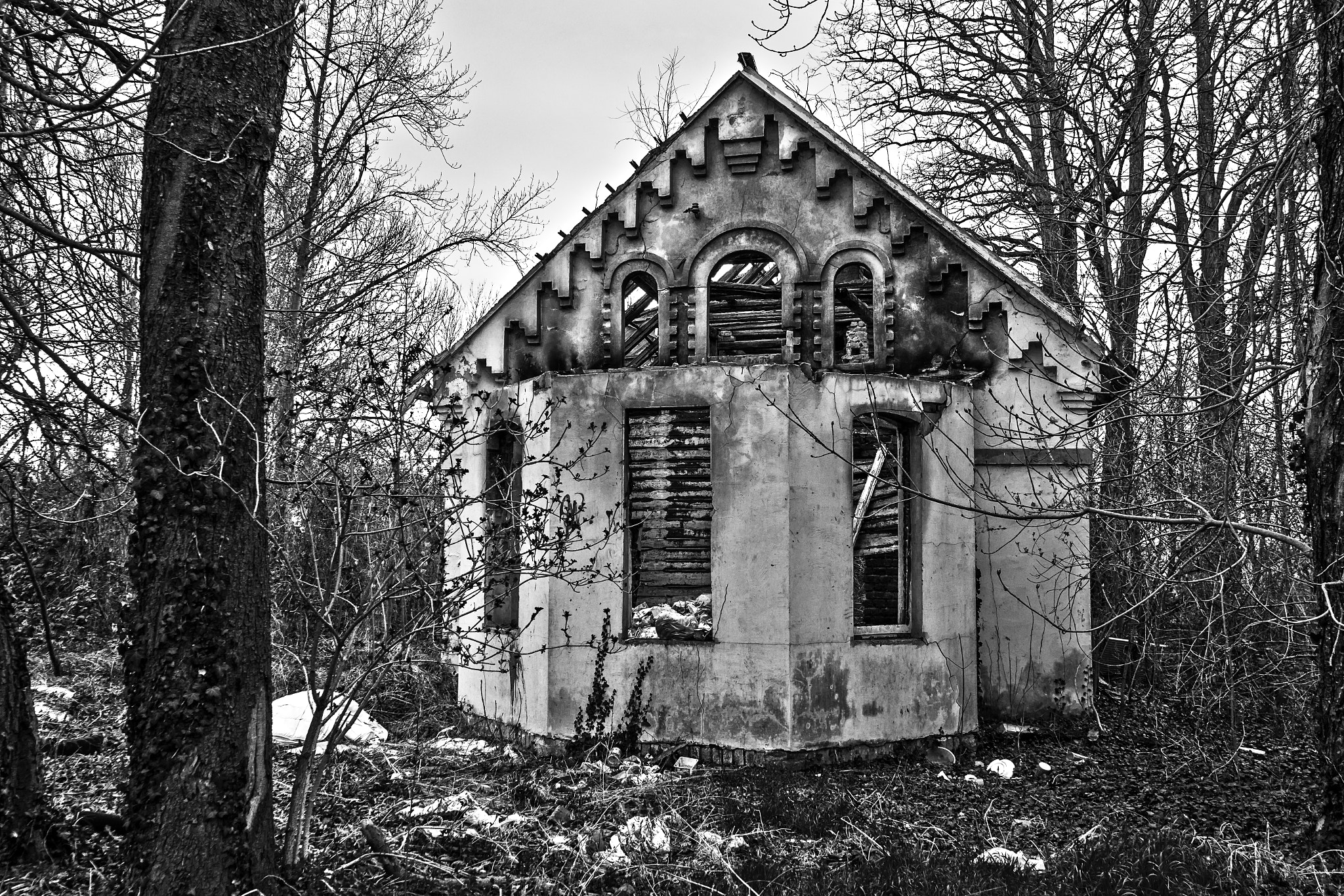 Samsung NX 20-50mm F3.5-5.6 ED sample photo. Old abandoned house photography