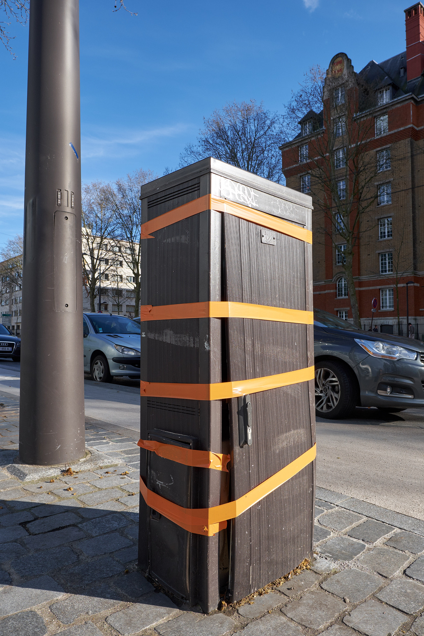 Fujifilm X-E1 + Fujifilm XF 16mm F1.4 R WR sample photo. Injured electrical cabinet trying to go on, paris photography