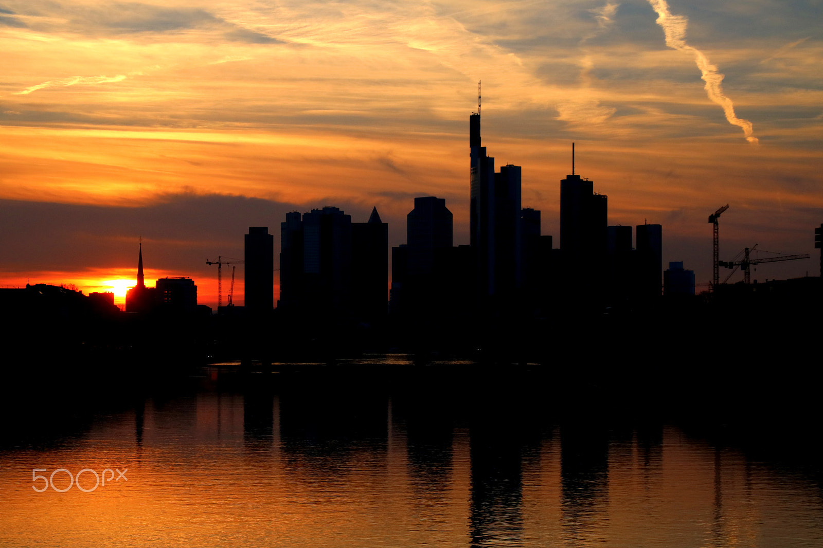 Canon EOS 750D (EOS Rebel T6i / EOS Kiss X8i) + Canon TS-E 90mm F2.8 Tilt-Shift sample photo. Frankfurt skyline sunset photography