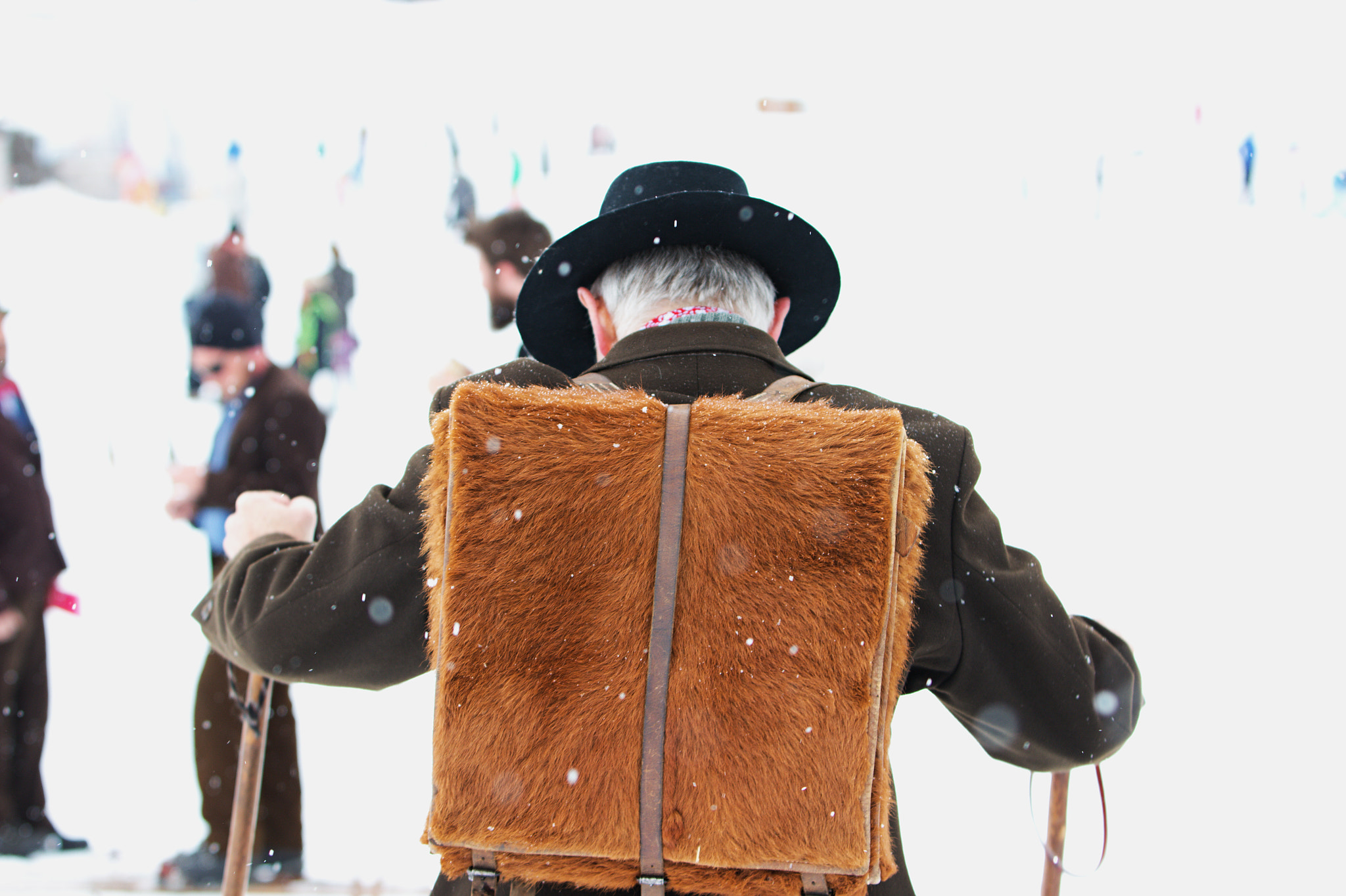 Canon EF 70-200mm F2.8L USM sample photo. Old ski bag photography
