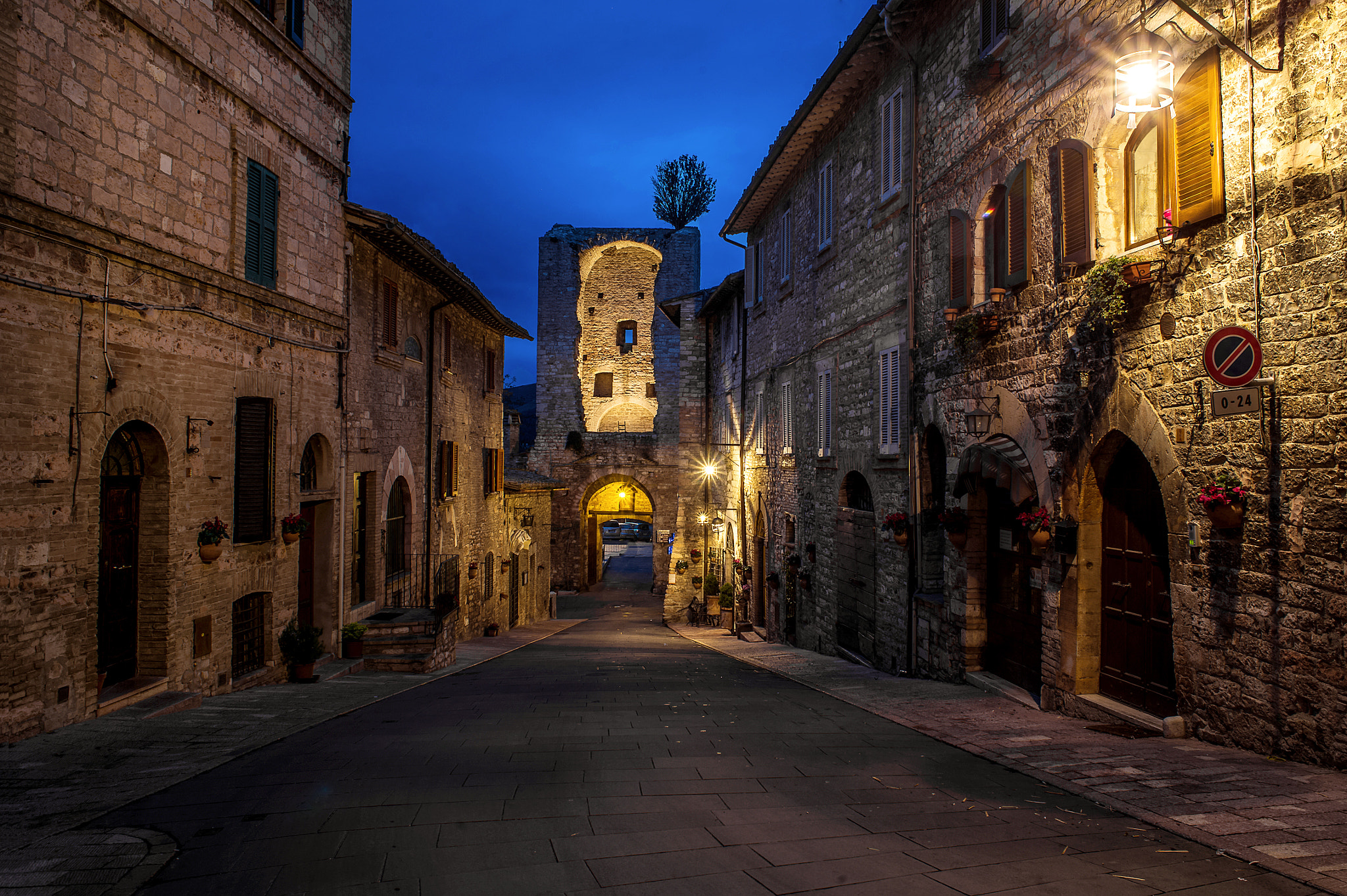 Nikon Df + AF Nikkor 24mm f/2.8 sample photo. Assisi in blu photography