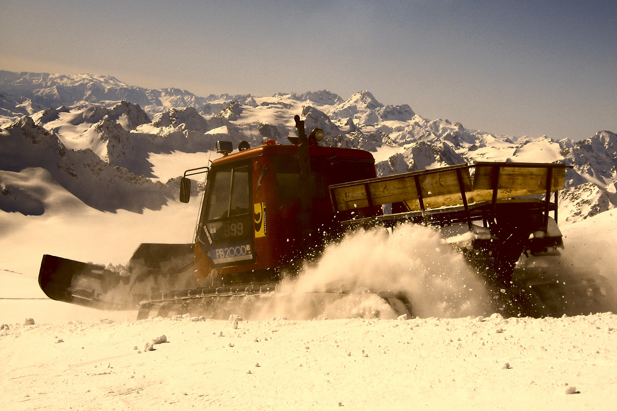 Canon DIGITAL IXUS 800 IS sample photo. Snowcat on elbrus photography