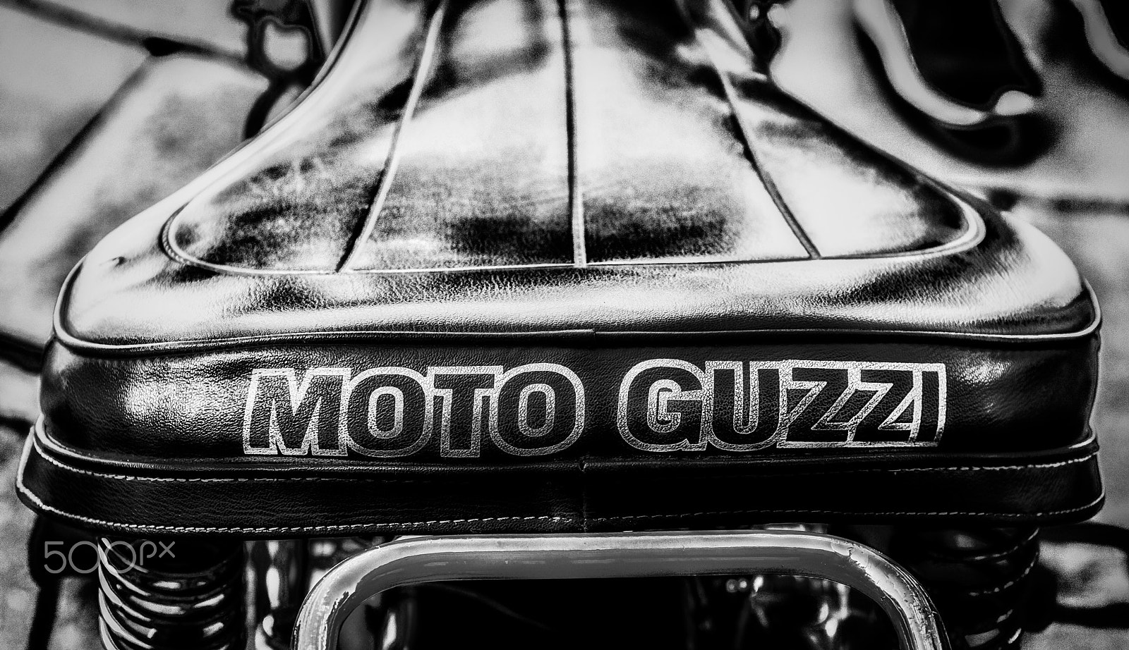Canon EOS 5DS sample photo. Seat 01 black and white photography