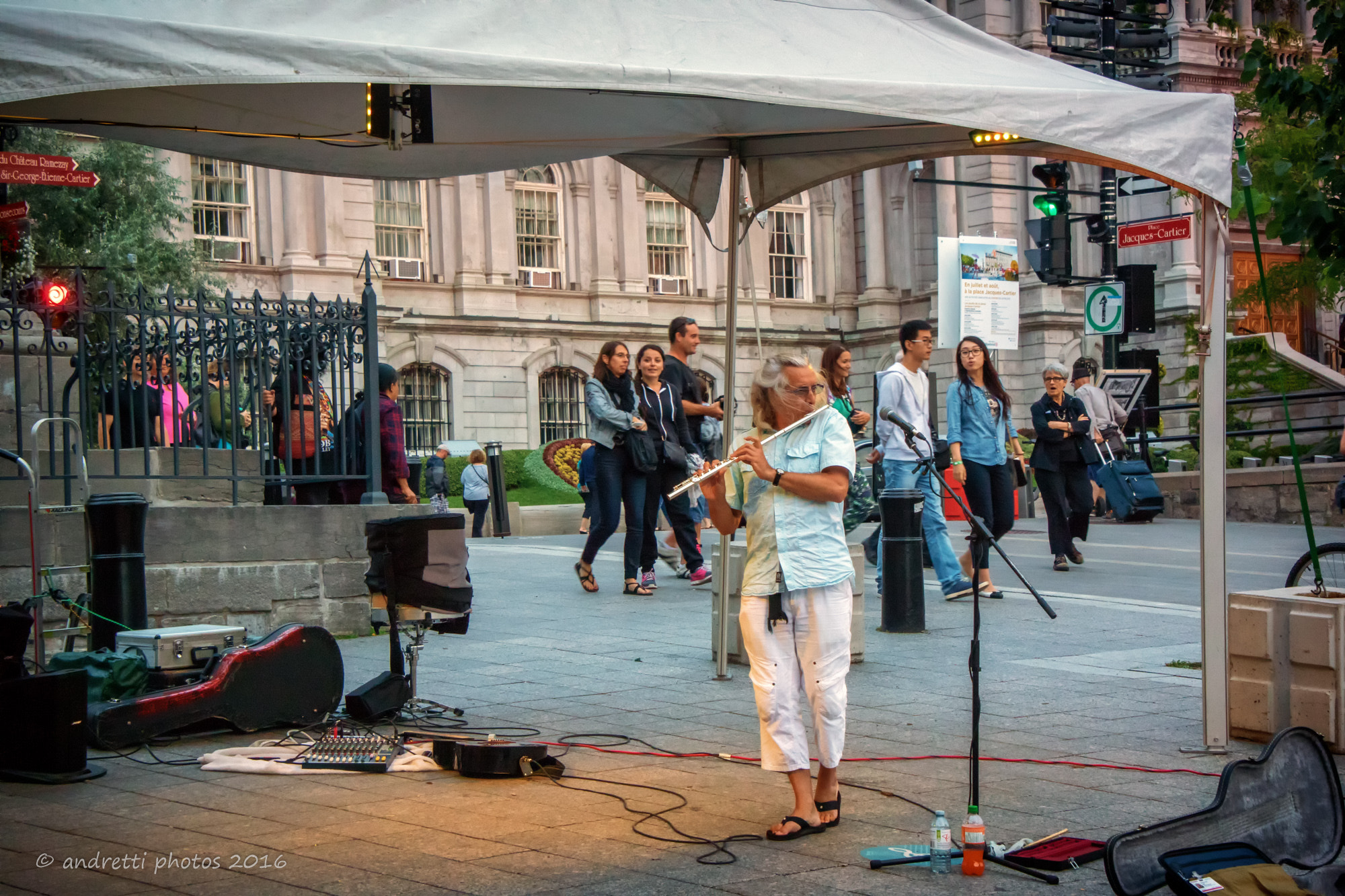 Nikon 1 V3 + Nikon 1 Nikkor VR 10-30mm F3.5-5.6 PD-Zoom sample photo. Music on the street photography