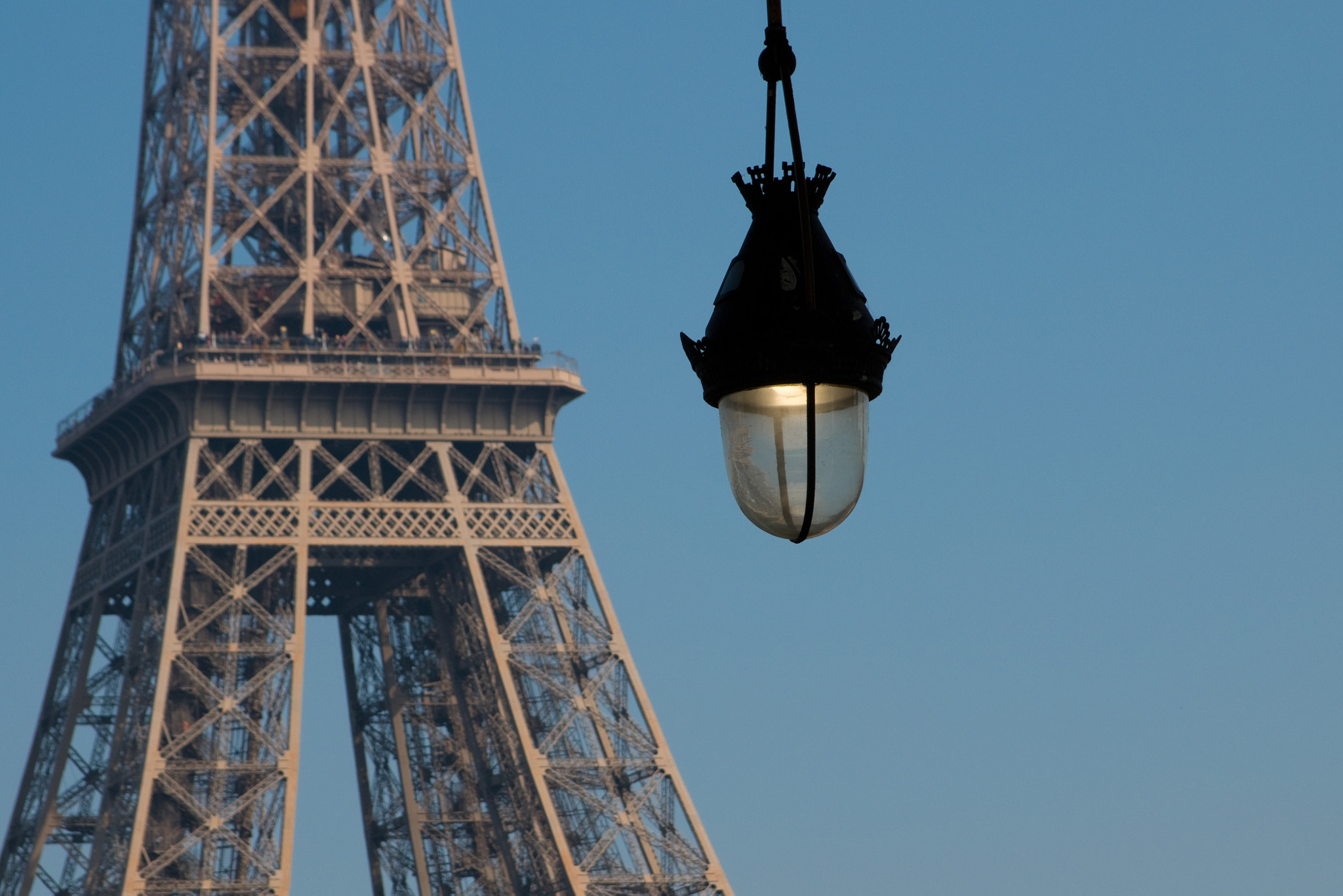 Canon EF 24-85mm F3.5-4.5 USM sample photo. Eiffel tower & bridge lamp photography