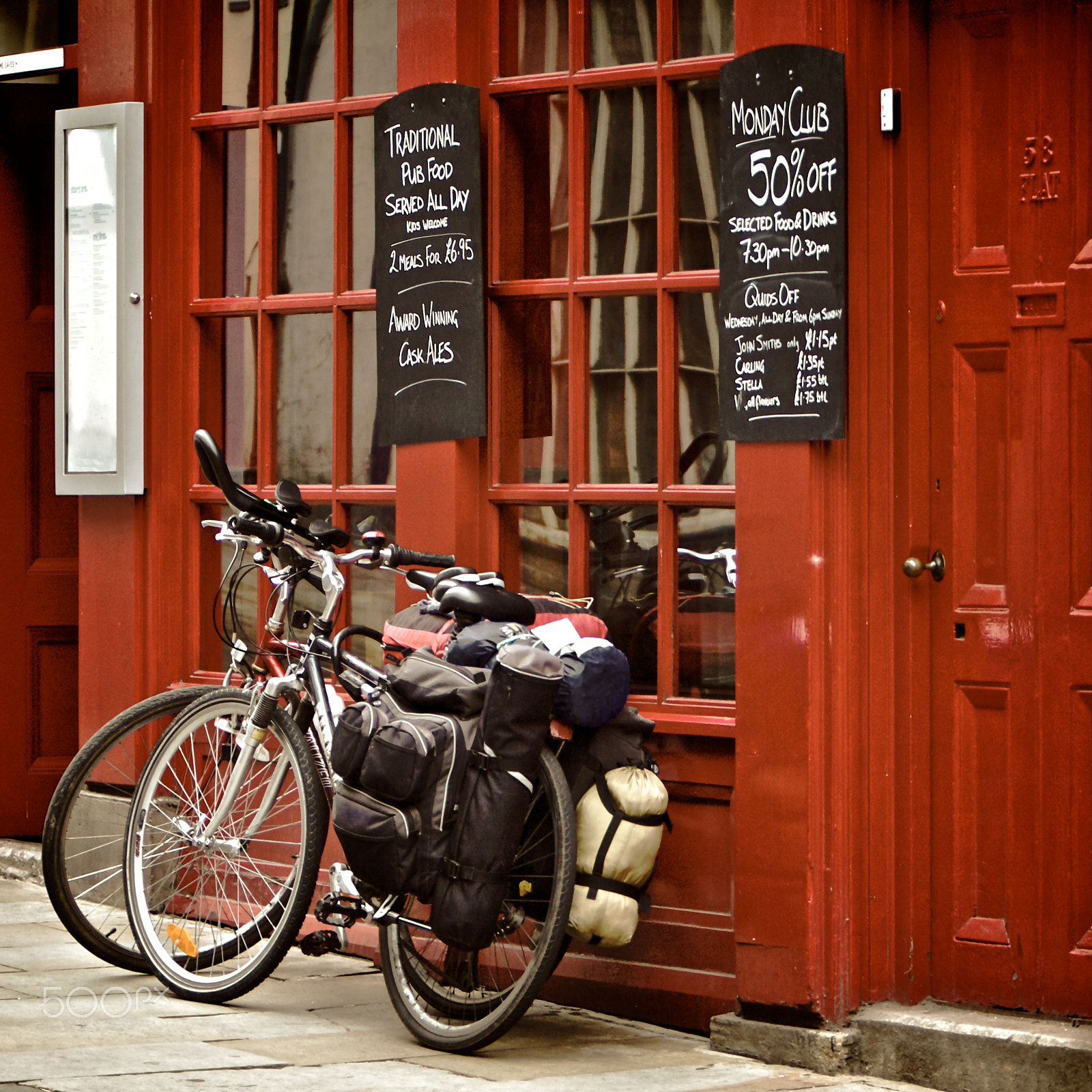 Canon EF 70-200mm F2.8L IS USM sample photo. Pub break photography