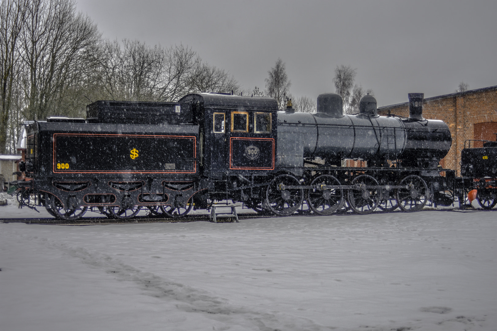 Nikon D7200 + AF Zoom-Nikkor 35-70mm f/3.3-4.5 sample photo. Steam in the snow. photography