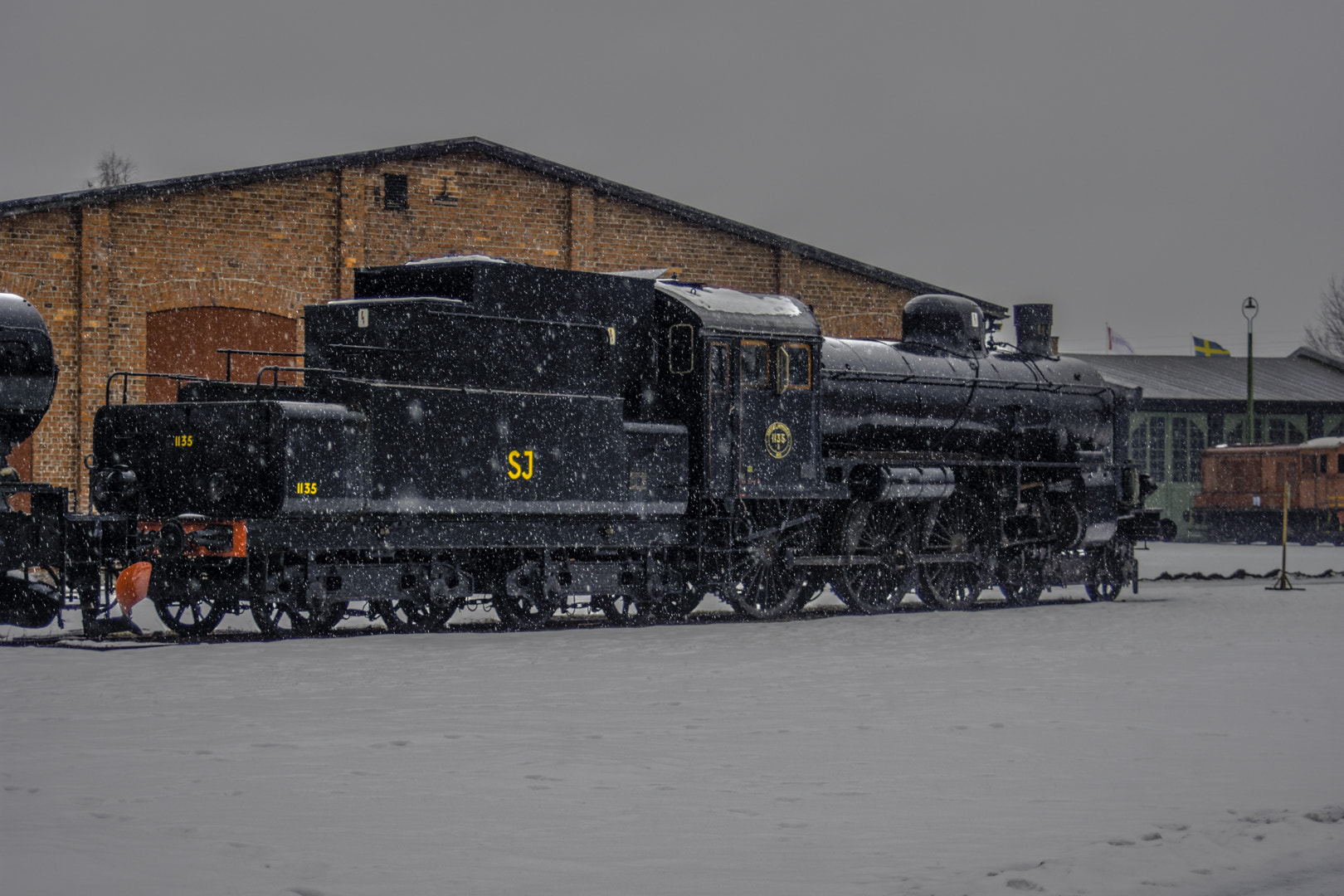 Nikon D7200 + AF Zoom-Nikkor 35-70mm f/3.3-4.5 sample photo. Steamy snow photography