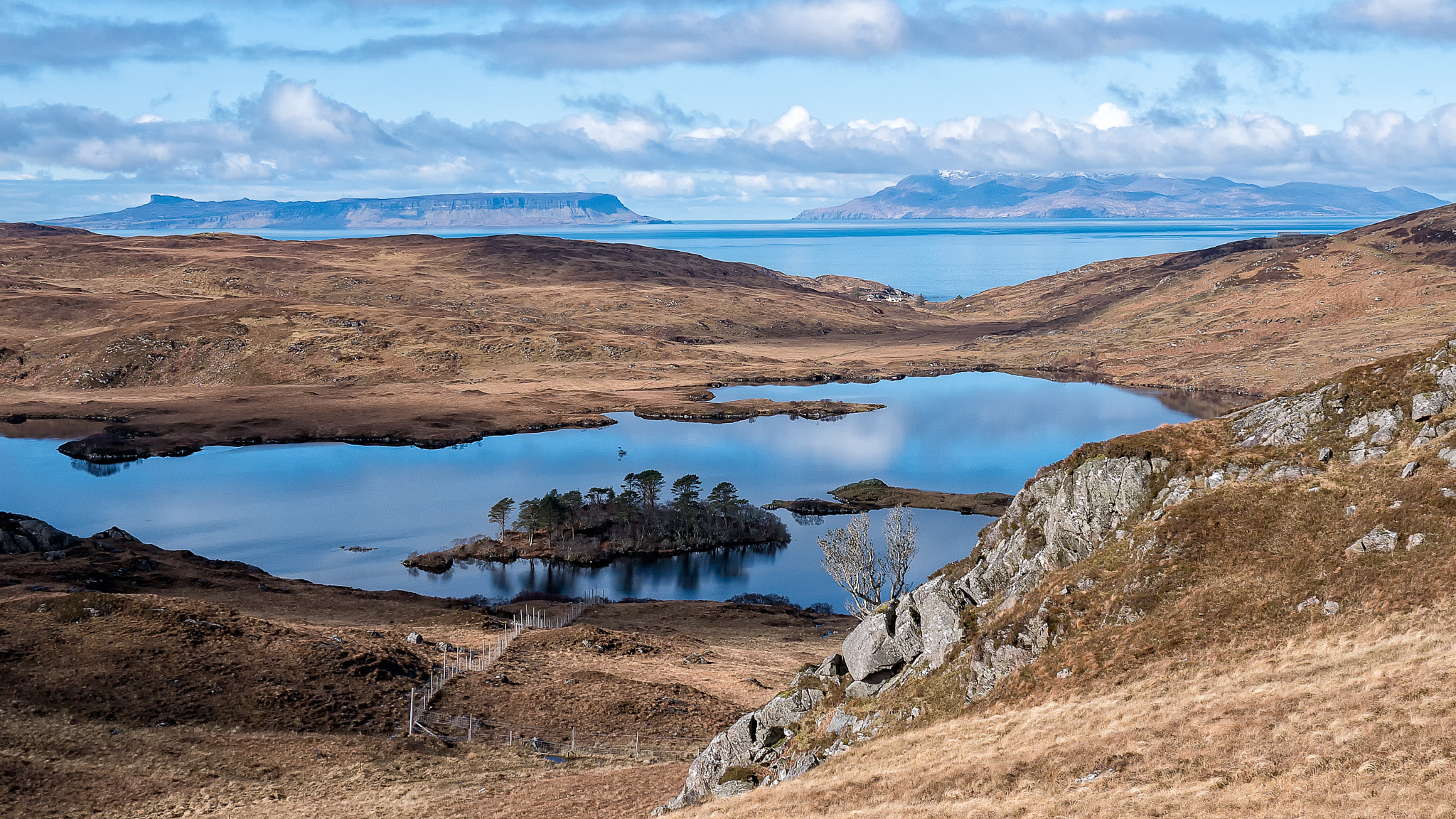 Panasonic Lumix DMC-G7 + Panasonic Lumix G 20mm F1.7 ASPH sample photo. Eigg and rum via loch an nostarie photography