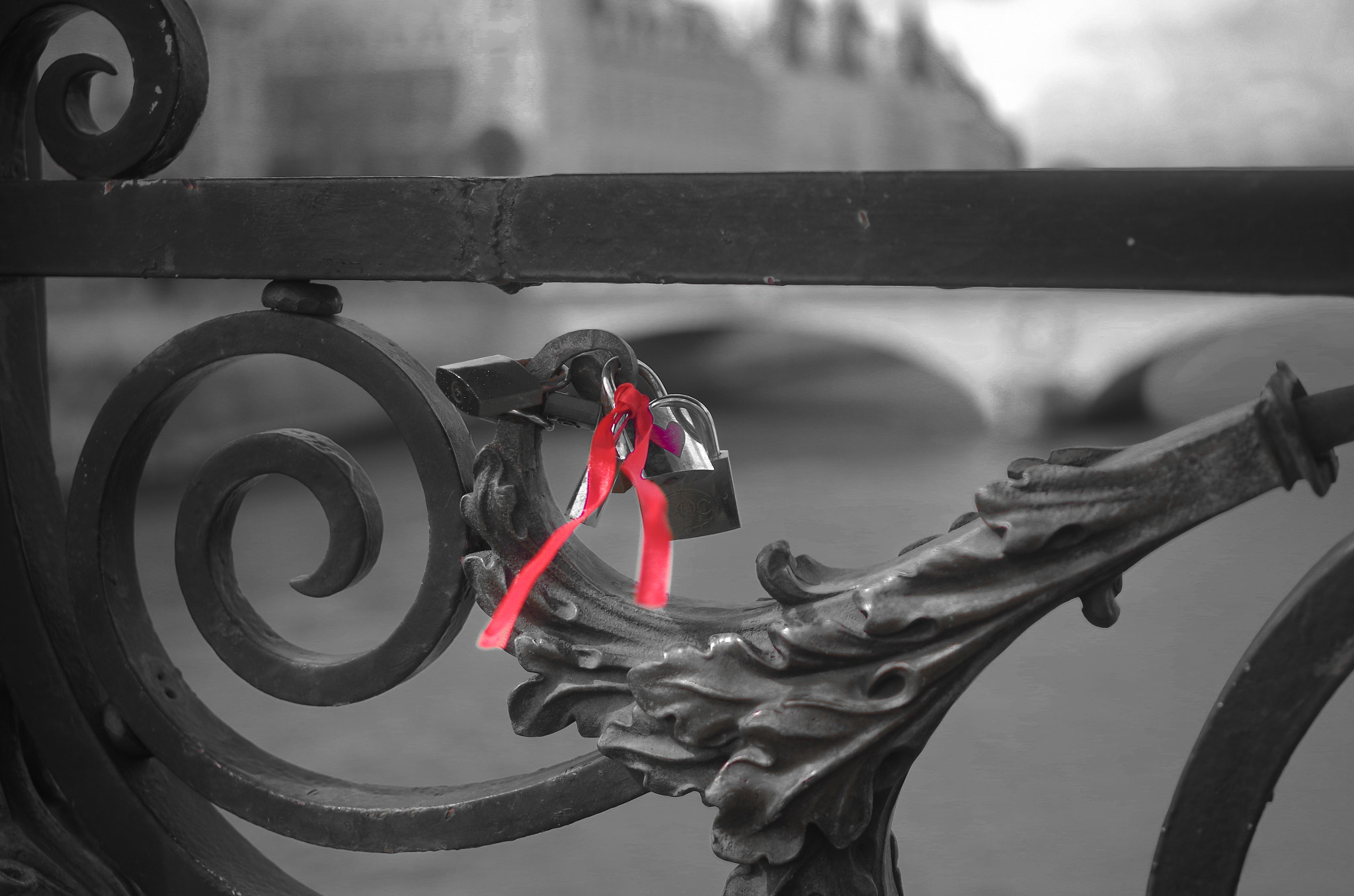 Pentax K-30 + Pentax smc DA 35mm F2.4 AL sample photo. Love in a bridge photography