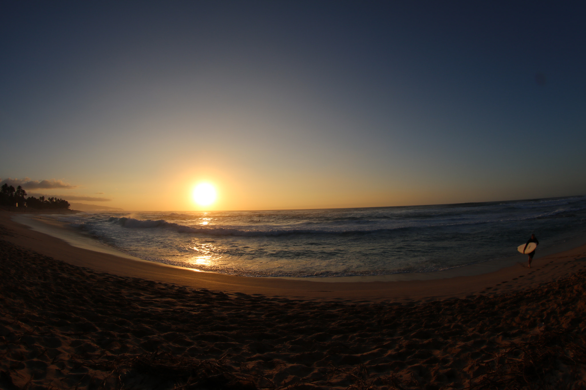 Canon EOS 750D (EOS Rebel T6i / EOS Kiss X8i) + Canon EF 8-15mm F4L Fisheye USM sample photo. Surfs up photography