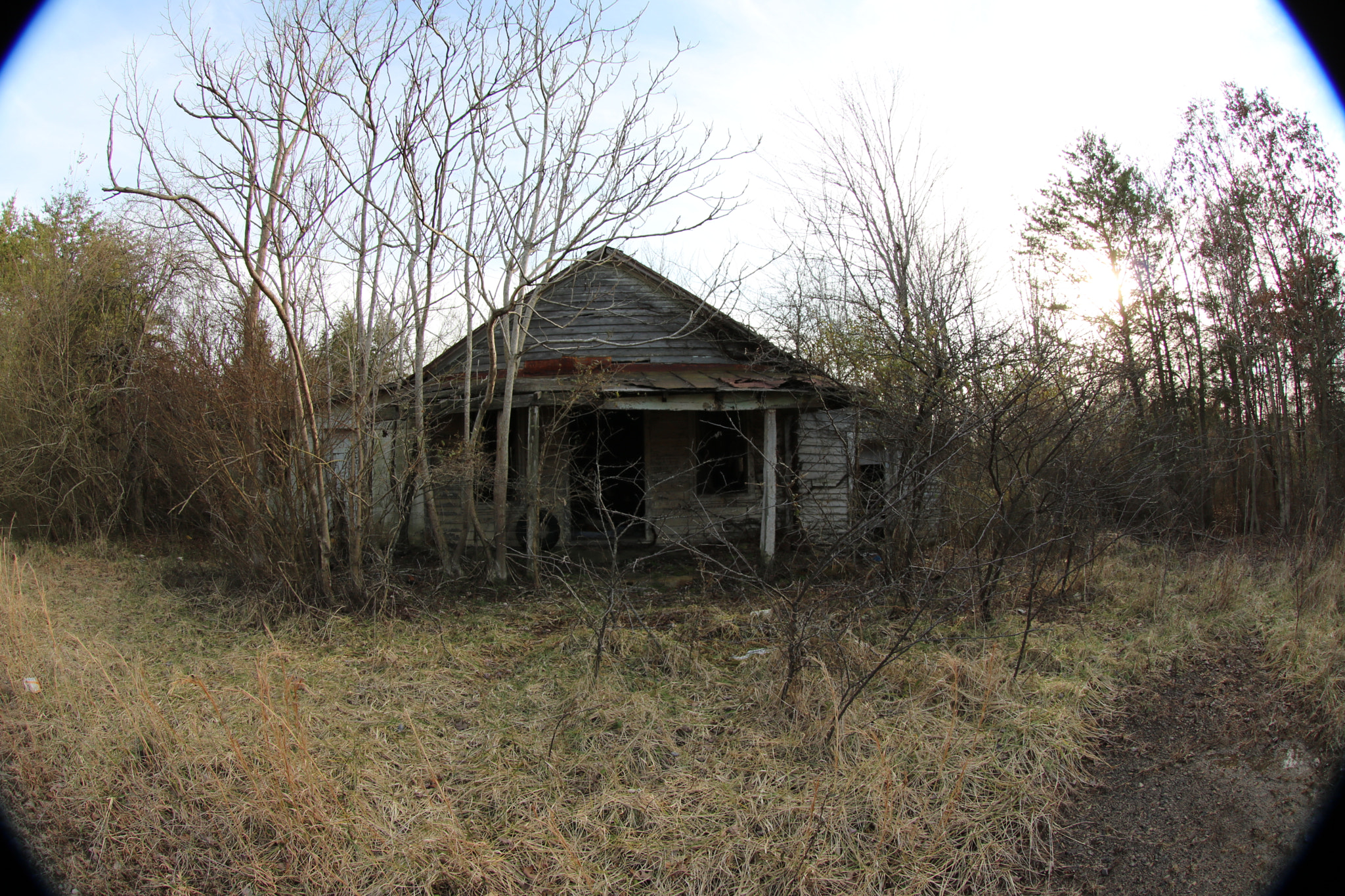 Canon EOS 750D (EOS Rebel T6i / EOS Kiss X8i) + Canon EF 8-15mm F4L Fisheye USM sample photo. Abandoned photography