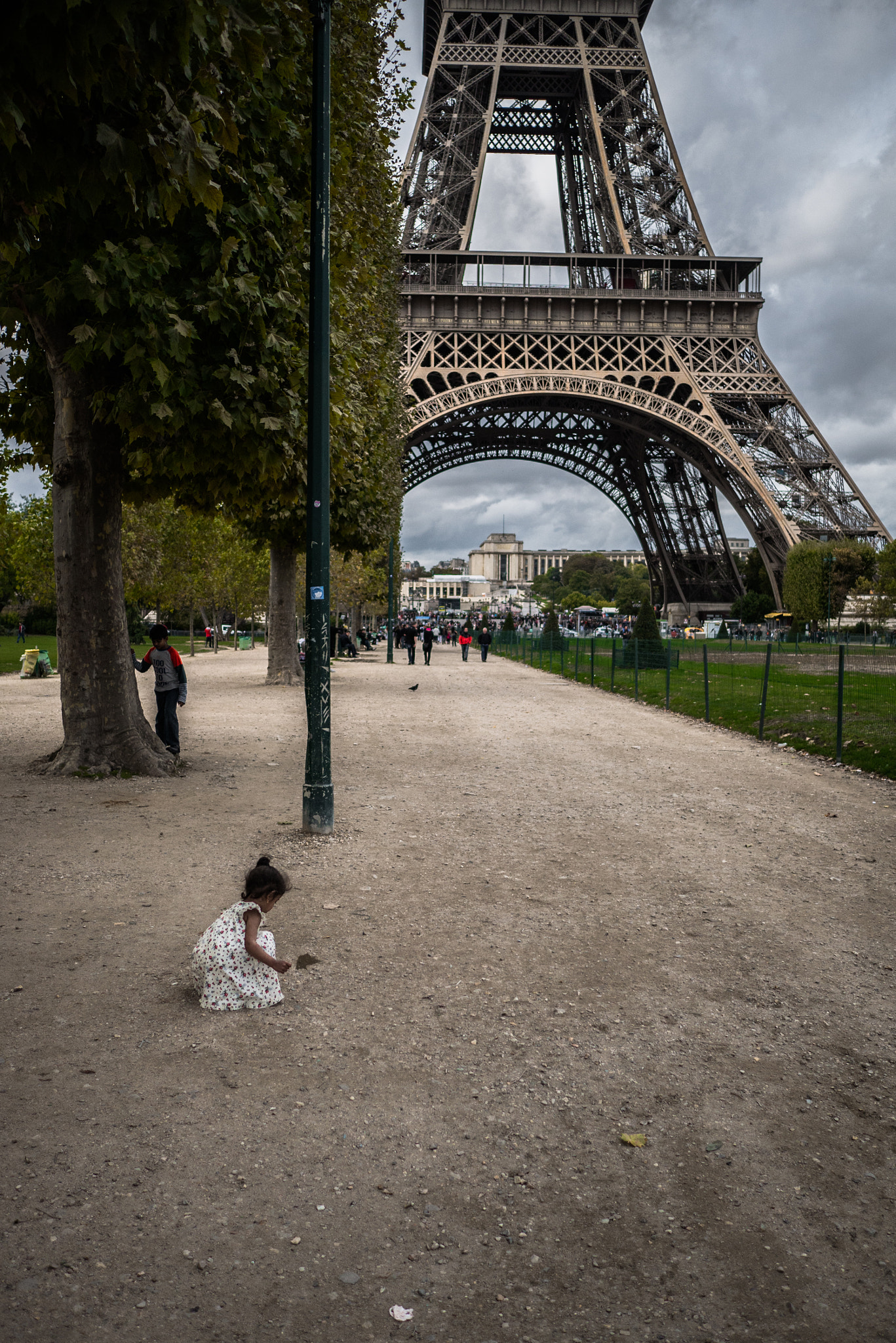 Panasonic Lumix DMC-GX7 + LEICA DG SUMMILUX 15/F1.7 sample photo. Playing around the eiffel. photography