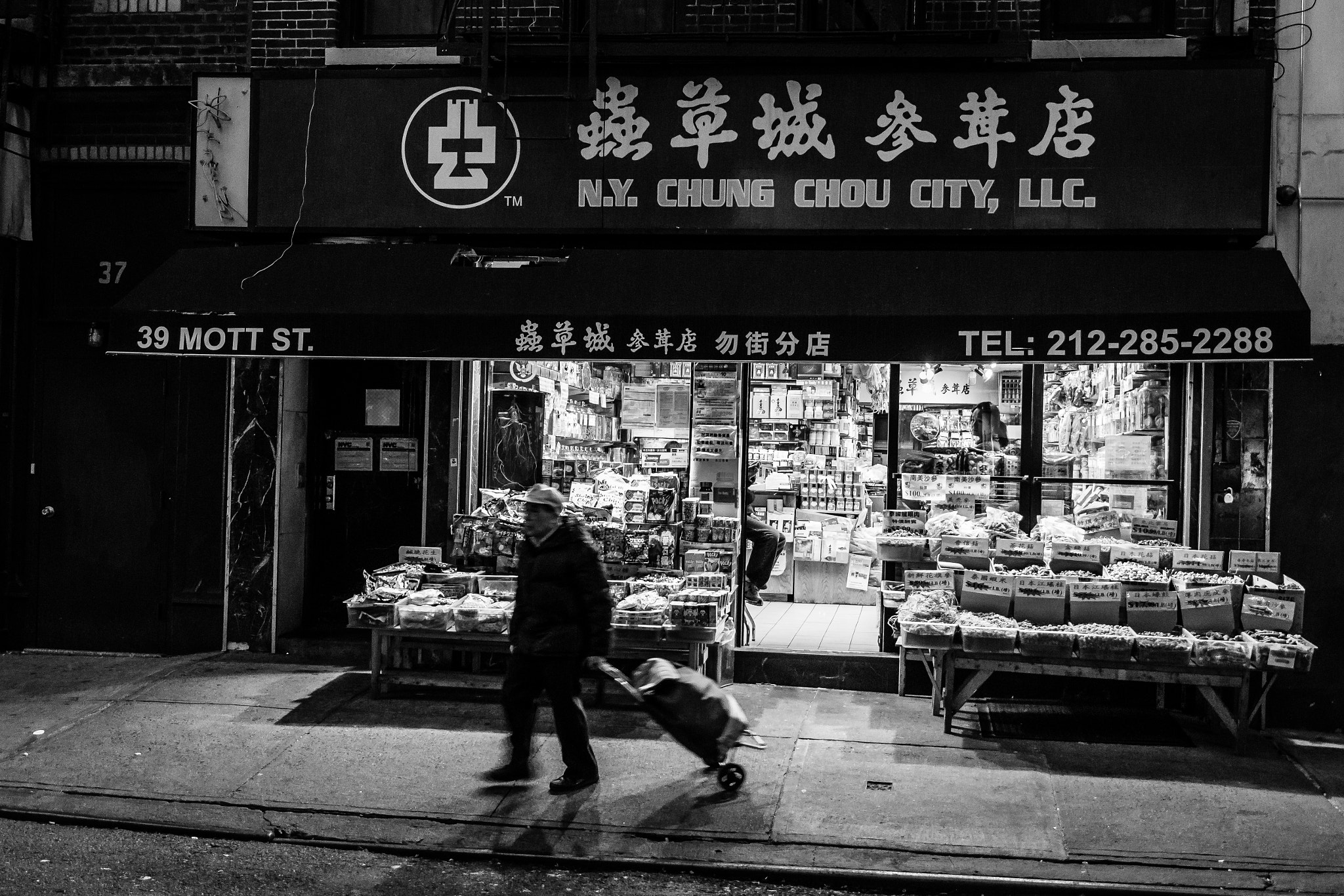 Canon EOS 600D (Rebel EOS T3i / EOS Kiss X5) + Sigma 17-70mm F2.8-4 DC Macro OS HSM sample photo. Nyc chinatown street photography