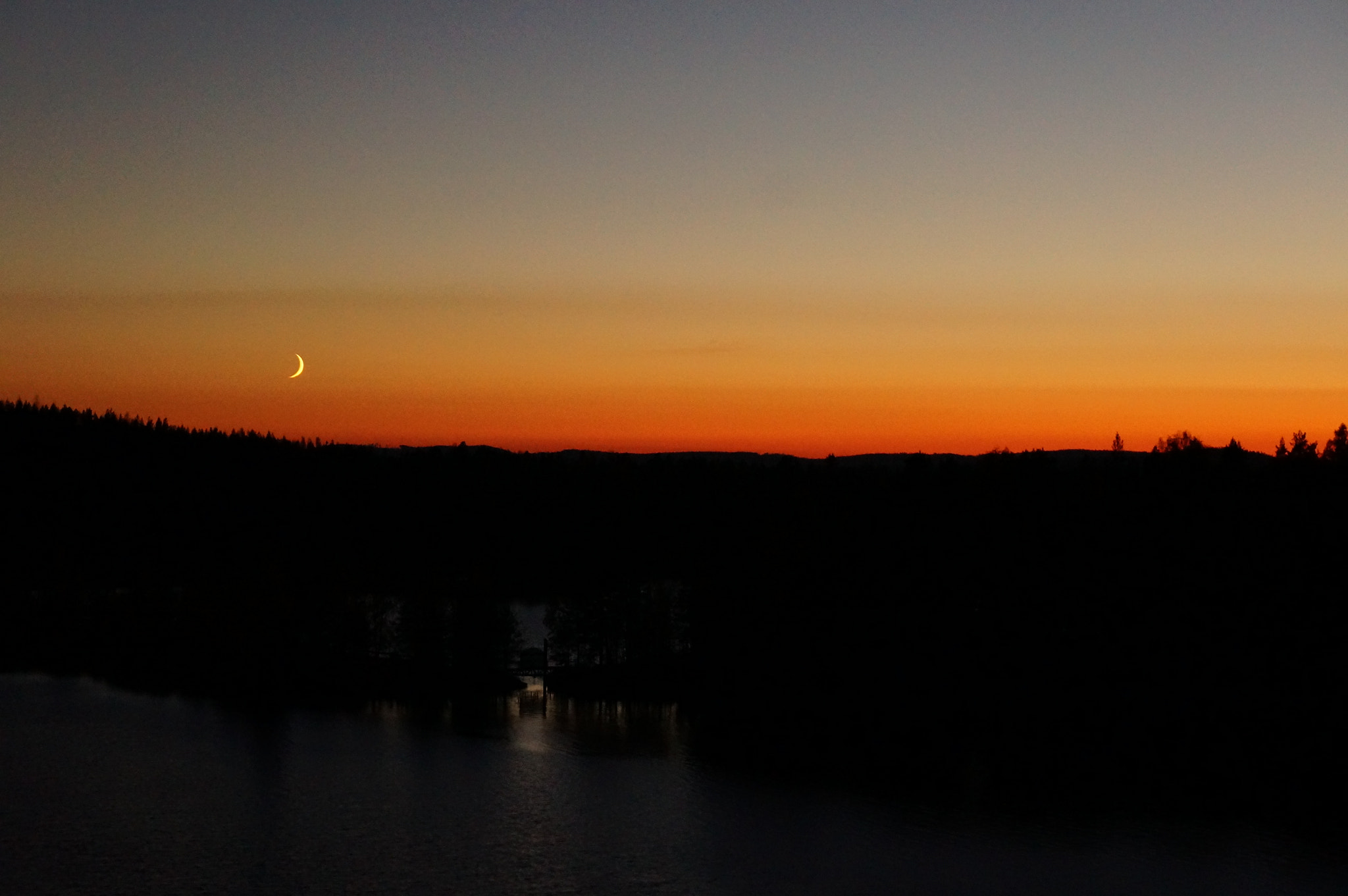 Sony E 18-55mm F3.5-5.6 OSS sample photo. Moonrise photography