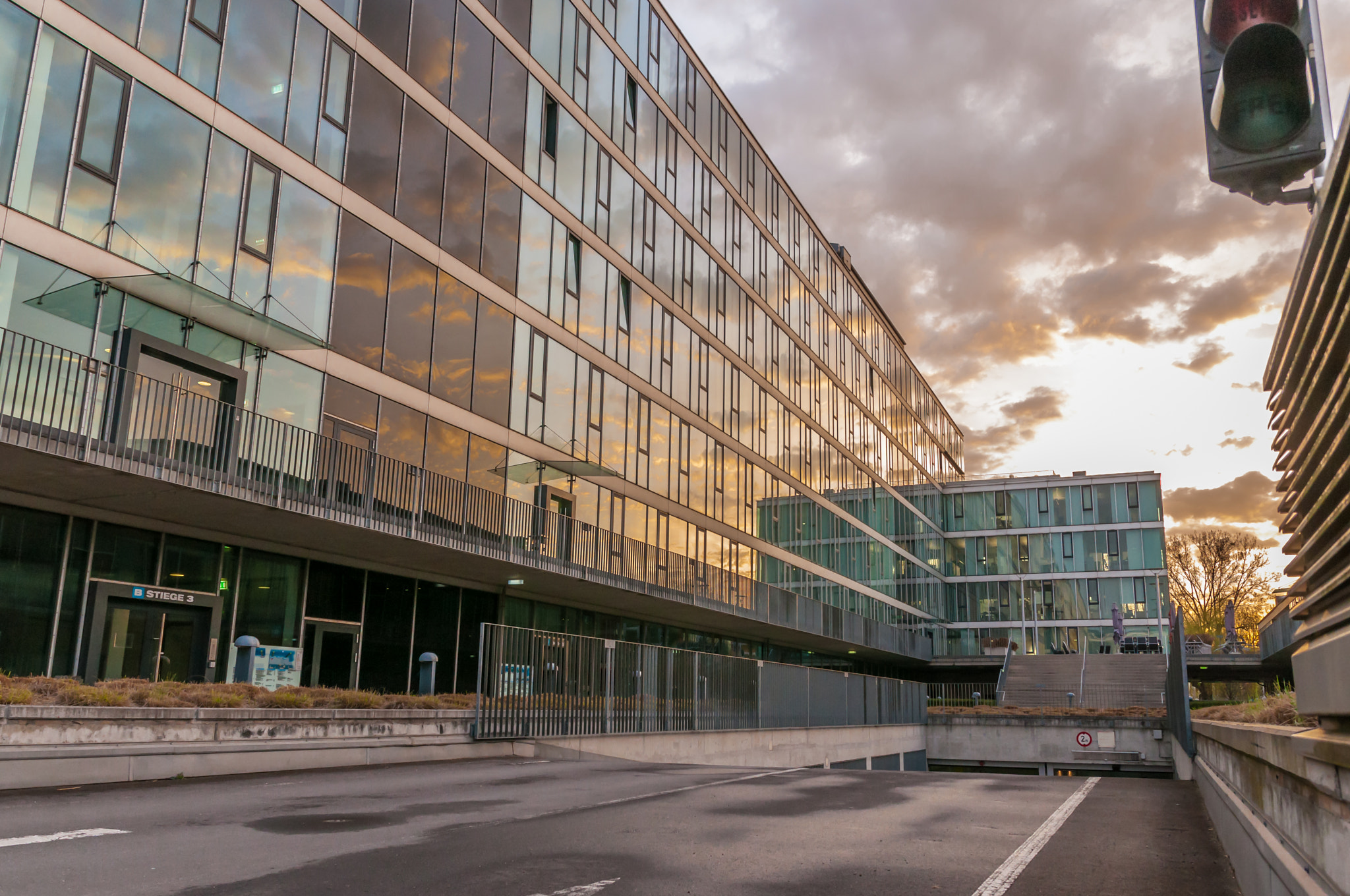 Sigma 17-70mm F2.8-4 DC Macro OS HSM | C sample photo. Techcenter linz in der morgensonne photography