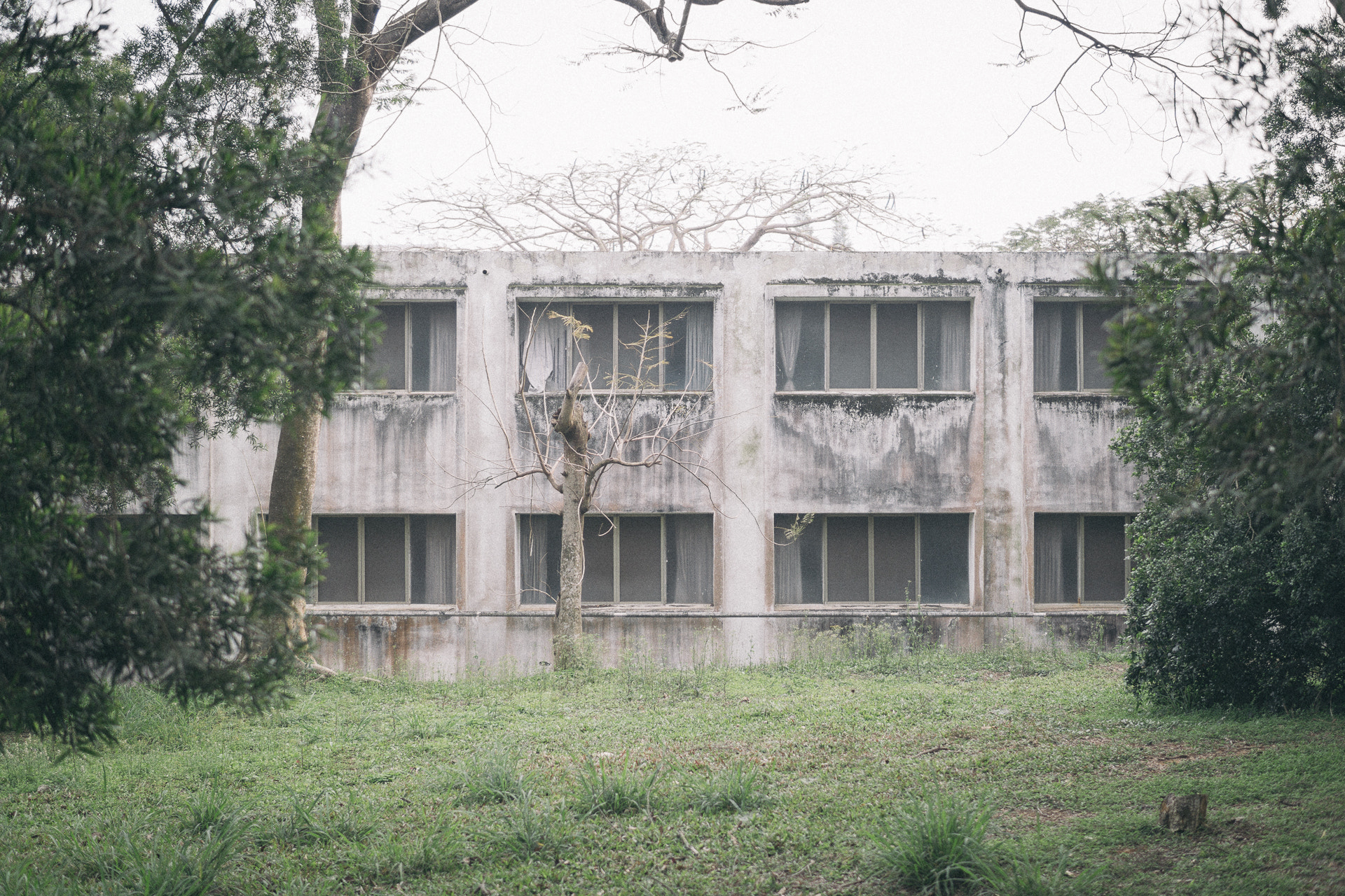Sony a6000 + E 30mm F1.4 sample photo. Abandoned dormitory photography