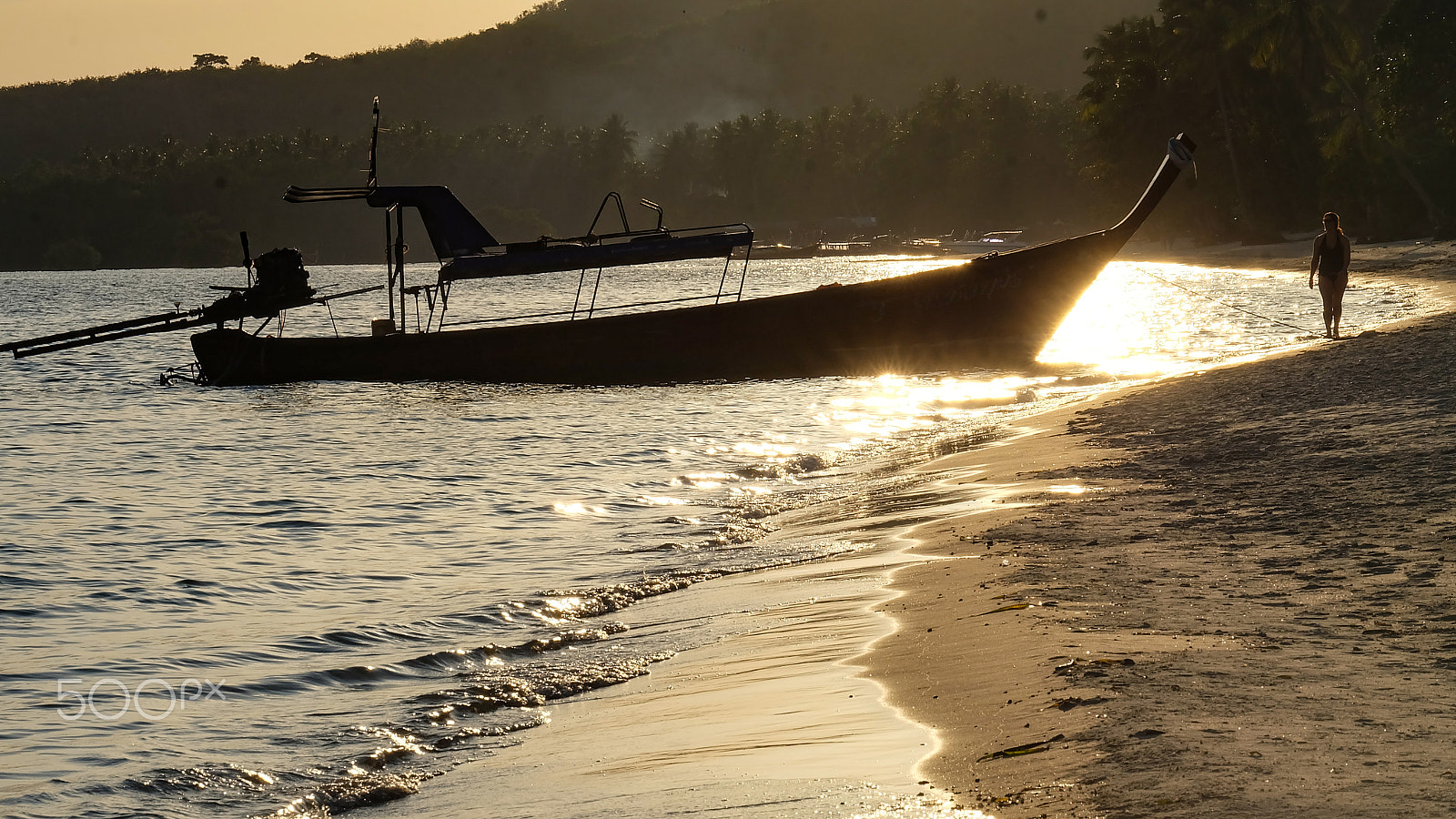 Fujifilm X-A2 + Fujifilm XC 50-230mm F4.5-6.7 OIS II sample photo. Thai boat ruea hang yao on the beach photography