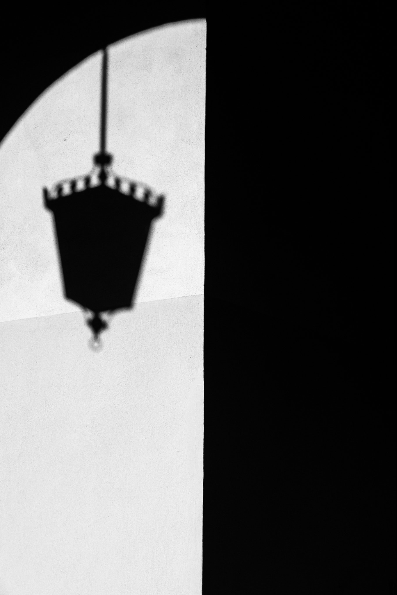 Canon EOS 500D (EOS Rebel T1i / EOS Kiss X3) + Canon EF 17-40mm F4L USM sample photo. Shadows in milan. photography