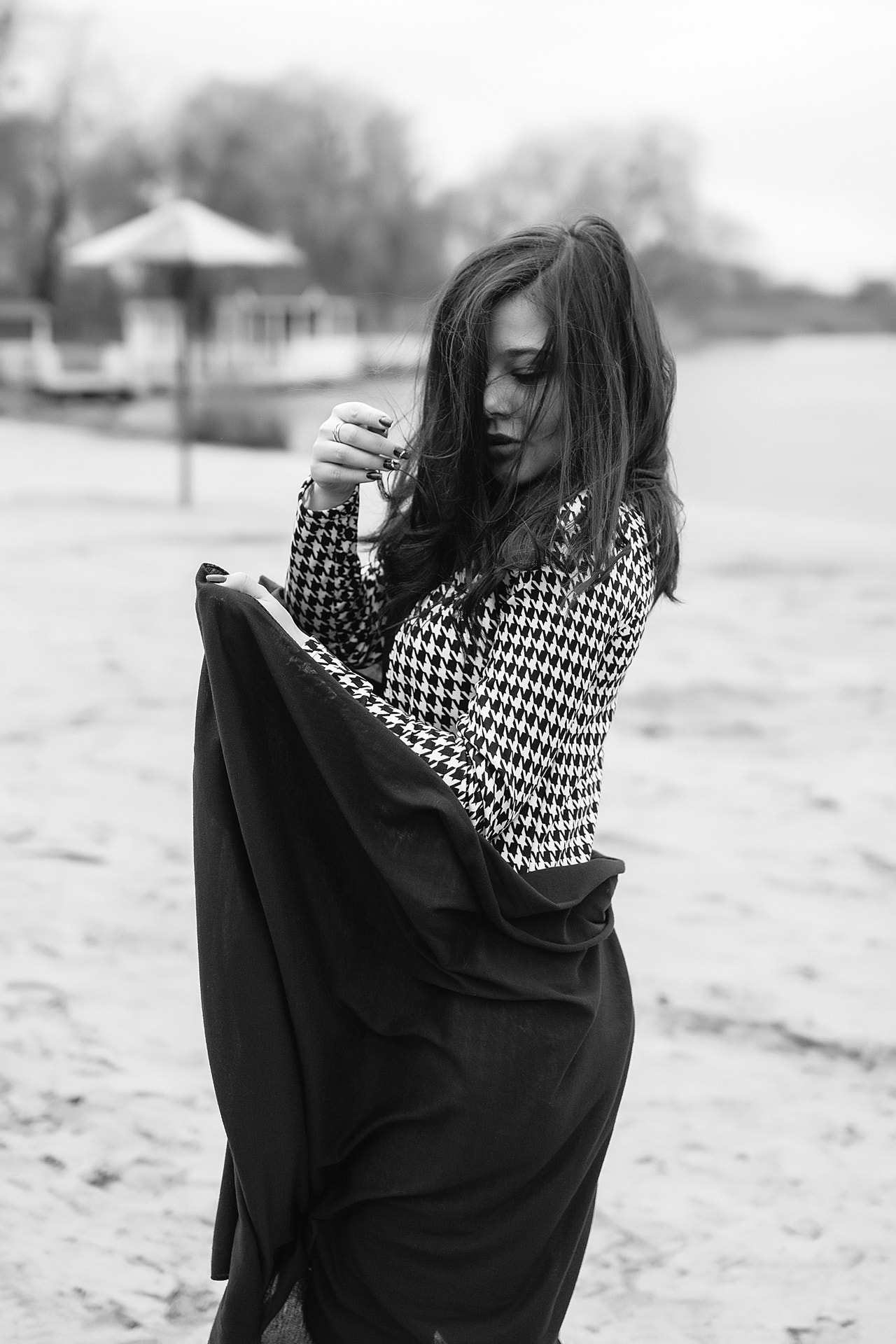 Sigma 35mm F1.4 DG HSM Art sample photo. Bw, girl on a beach,  wind, photoshoot, portrait photography
