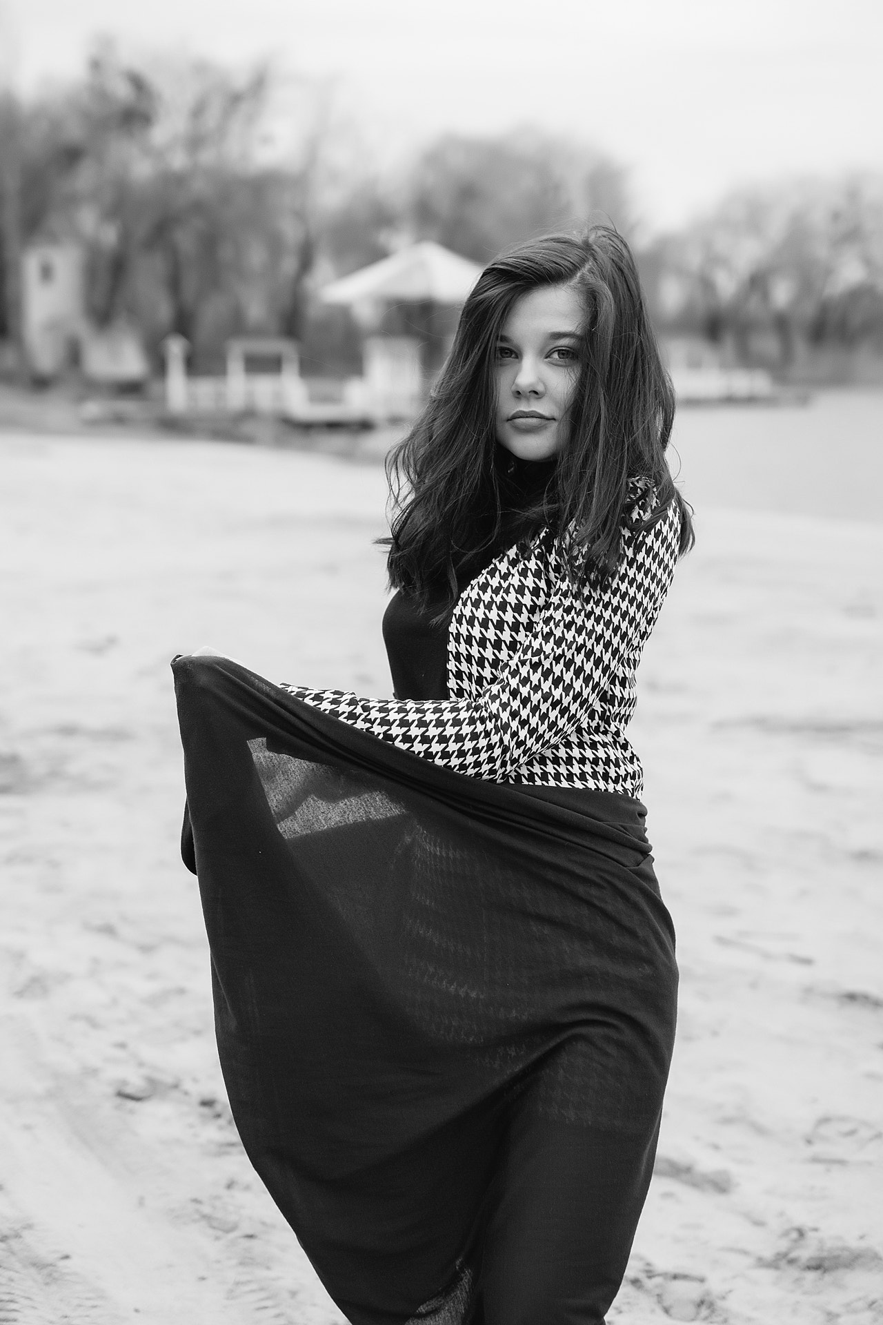Sigma 35mm F1.4 DG HSM Art sample photo. Bw, girl on a beach,  wind, photoshoot, portrait photography