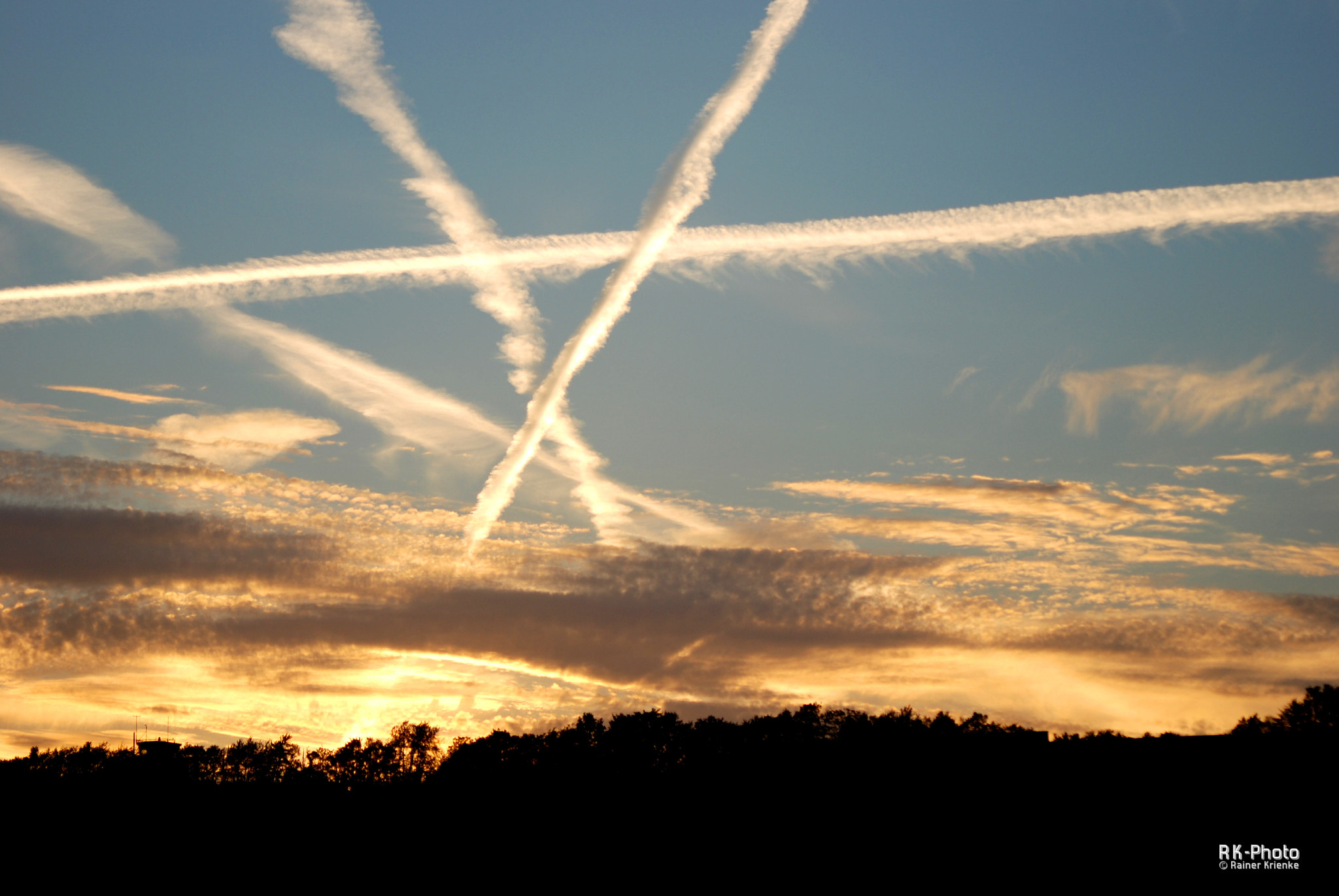Sigma 70-300mm F4-5.6 APO Macro Super II sample photo. Sky traffic photography