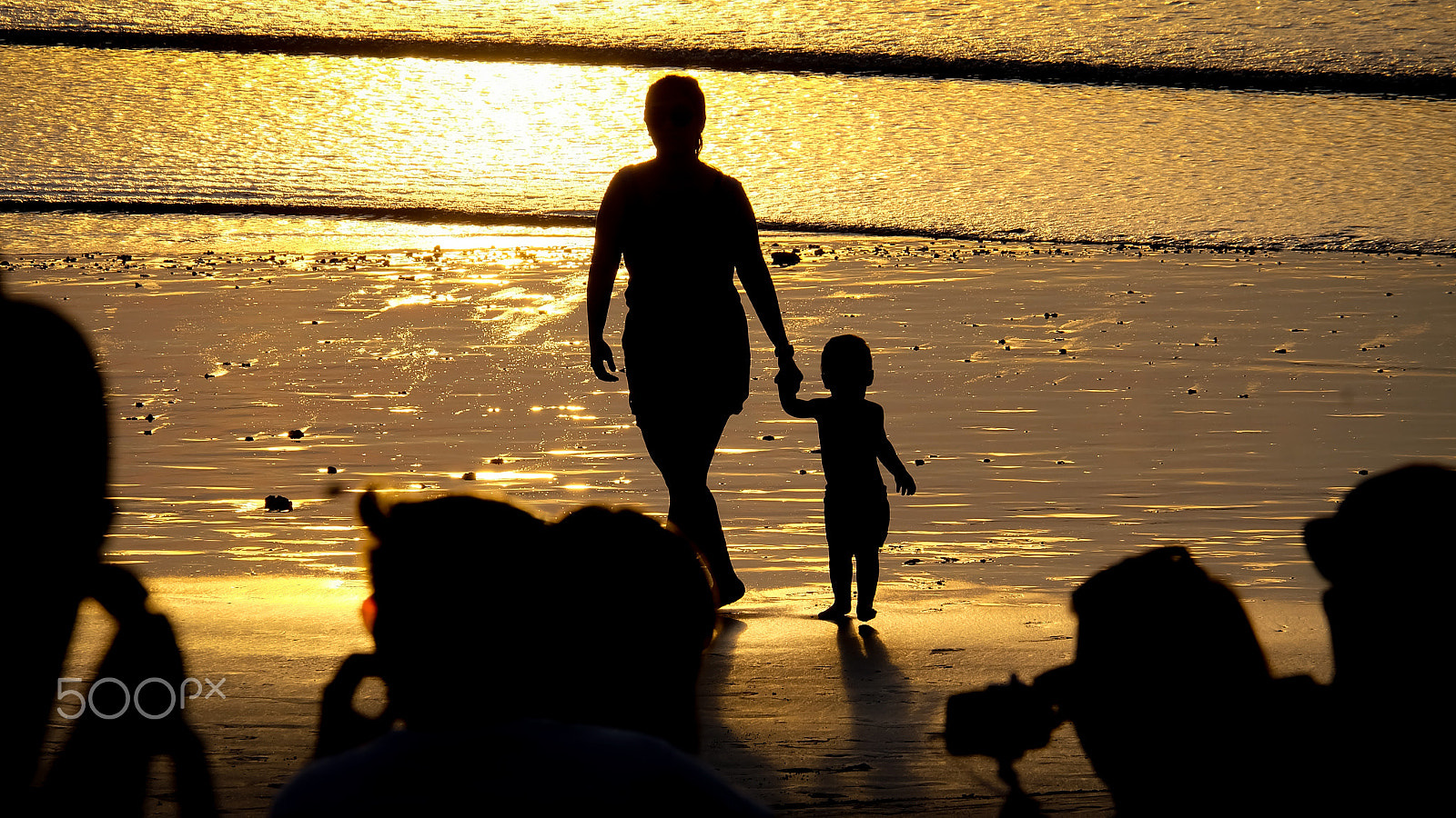 Fujifilm X-A2 + Fujifilm XC 50-230mm F4.5-6.7 OIS II sample photo. Walking mother and child photography