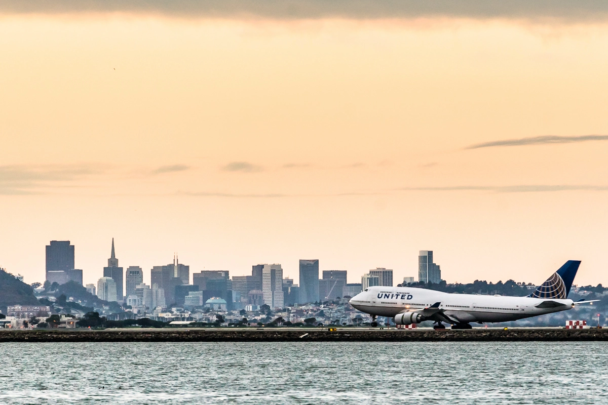 Sony a7R II + Canon EF 70-300mm F4-5.6L IS USM sample photo. Unitet 747 landing at sfo photography