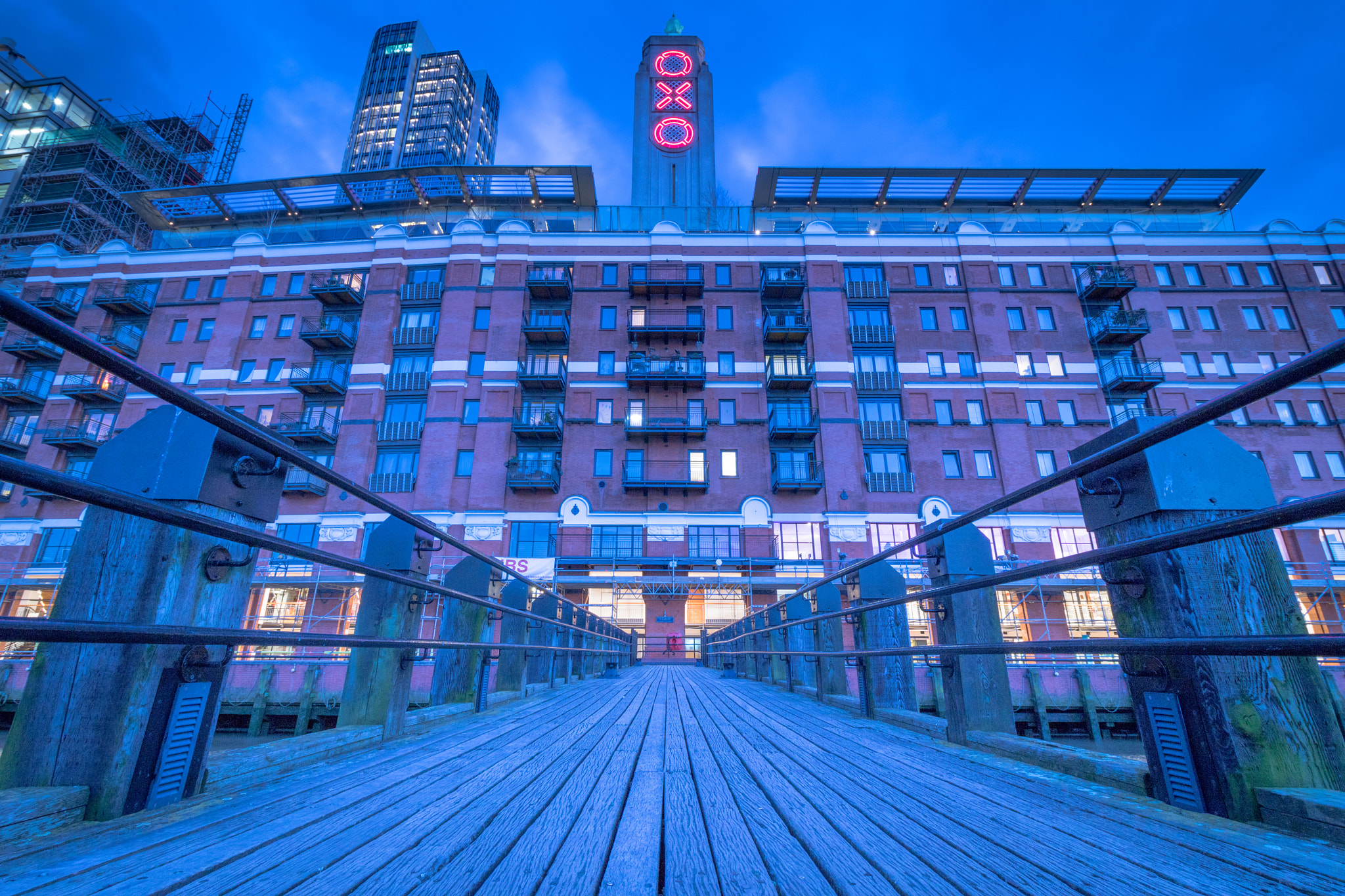 Canon EOS 760D (EOS Rebel T6s / EOS 8000D) + Canon EF-S 10-18mm F4.5–5.6 IS STM sample photo. Oxo tower @ night photography
