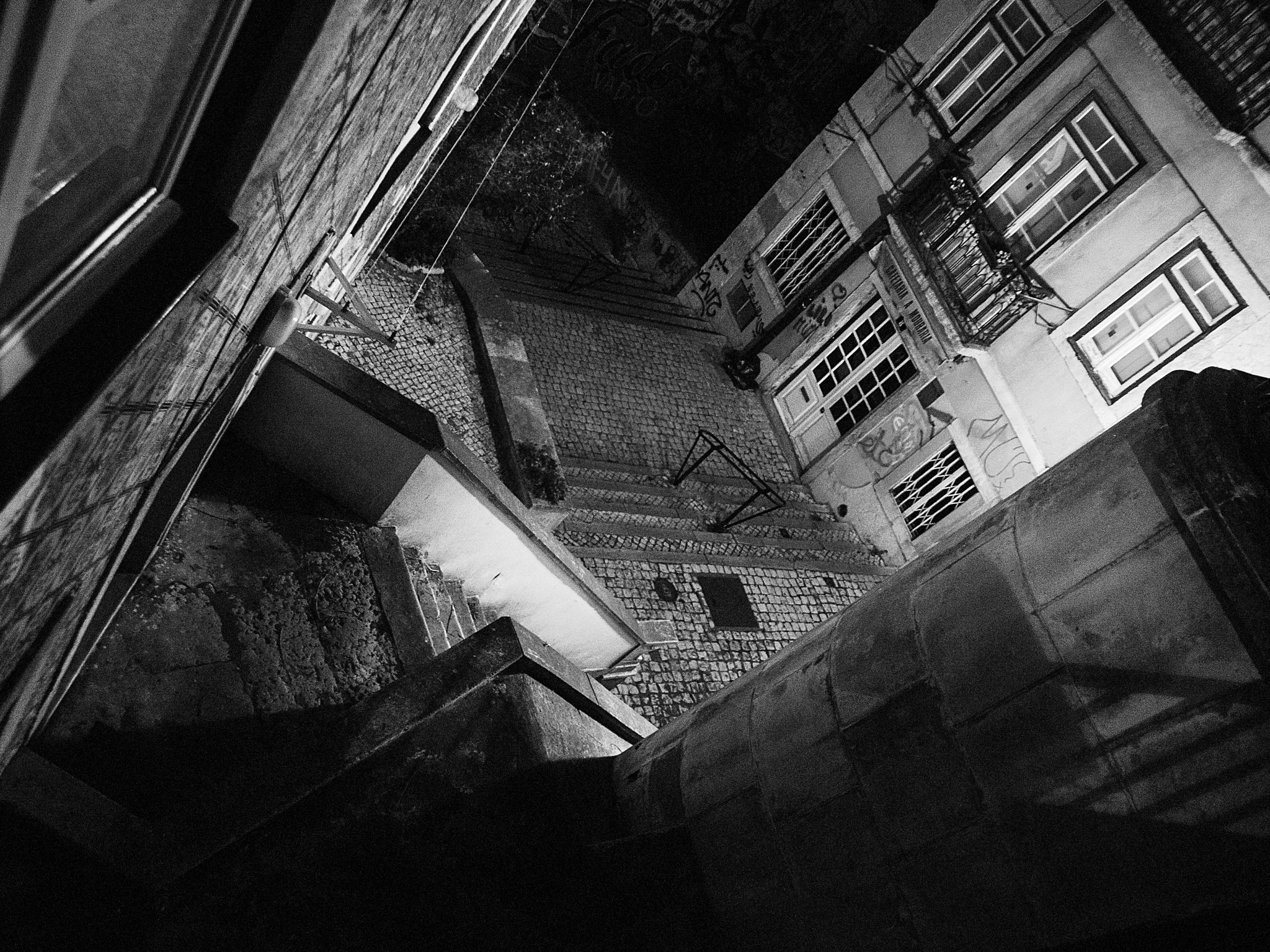 Nikon D300 + Sigma 18-200mm F3.5-6.3 DC sample photo. The city sleeps photography