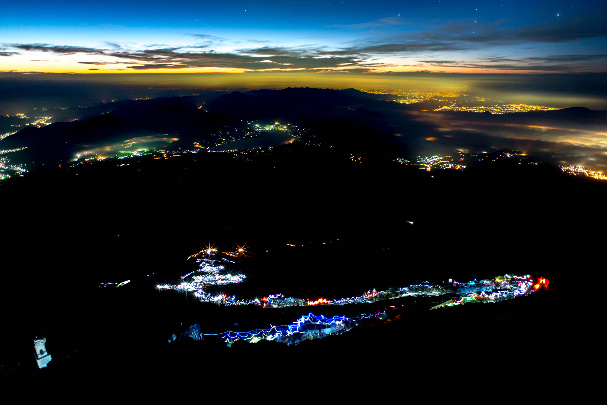 Elmarit-M 1:2.8/21 sample photo. 夜登富士山看日出的人们 photography