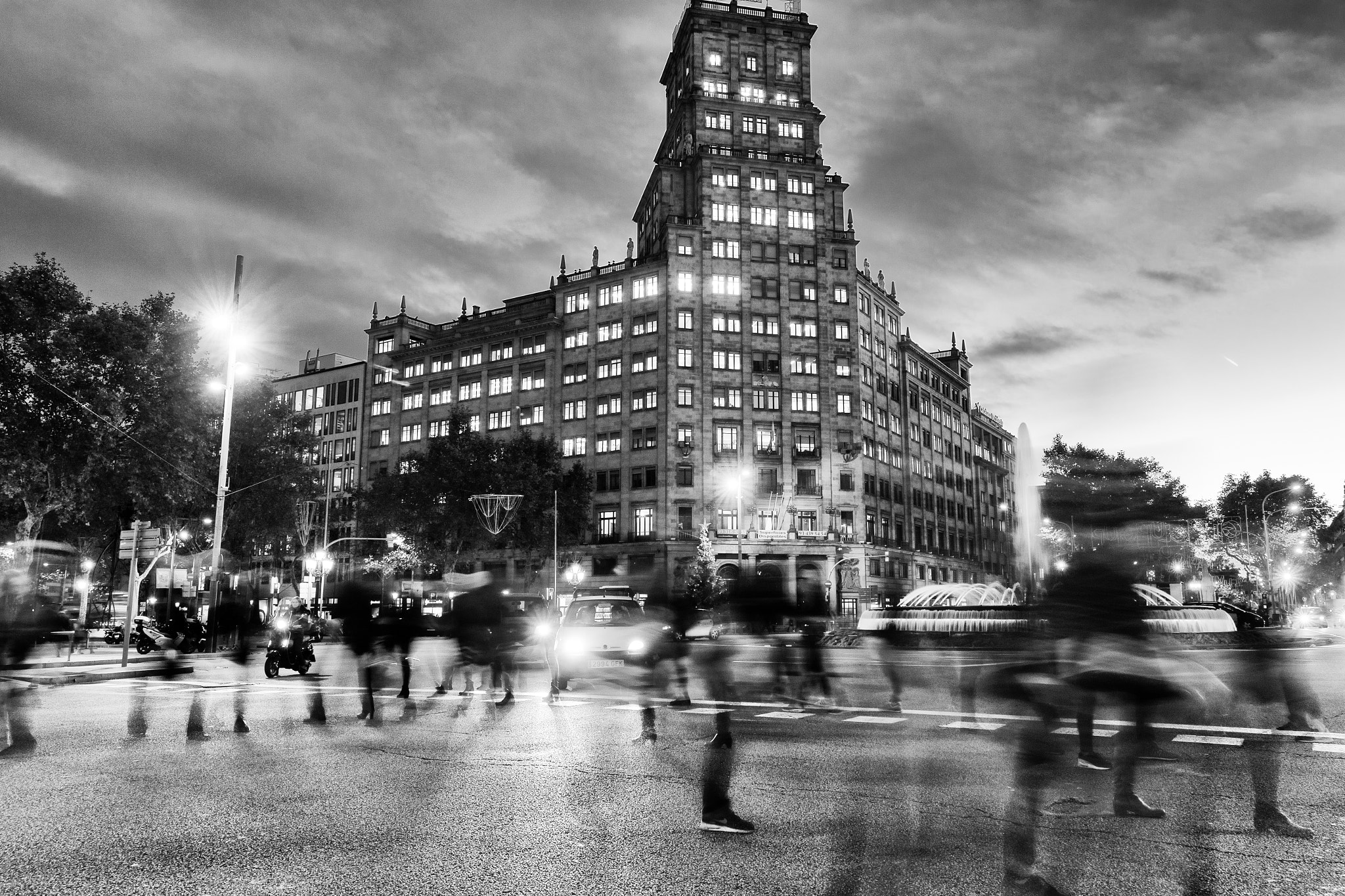 Tokina AT-X Pro 12-24mm F4 (IF) DX sample photo. Barcelona evening photography