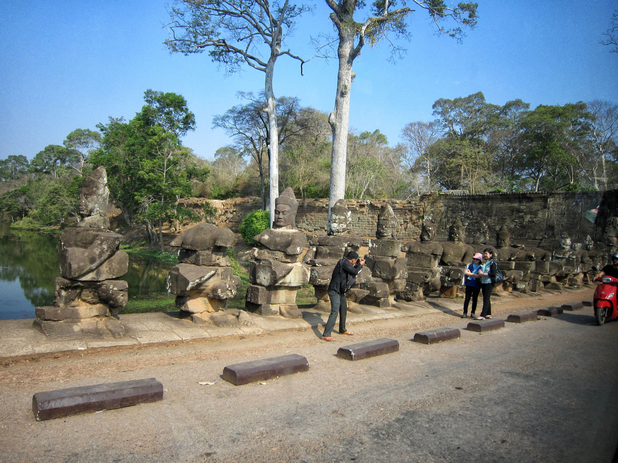 Canon PowerShot SD980 IS (Digital IXUS 200 IS / IXY Digital 930 IS) sample photo. Entrance to angkor wat photography