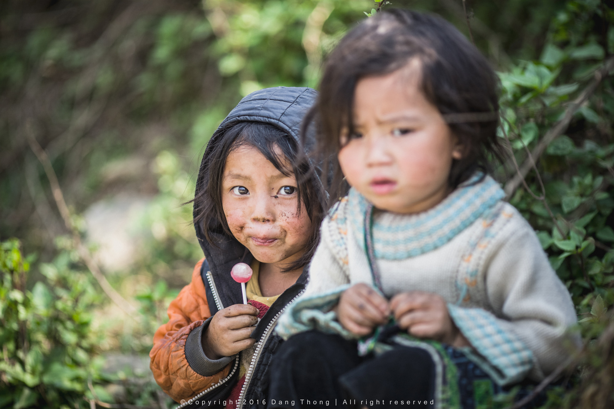 Canon EOS-1Ds Mark III + Canon EF 135mm F2L USM sample photo. Little girls from cat cat village photography