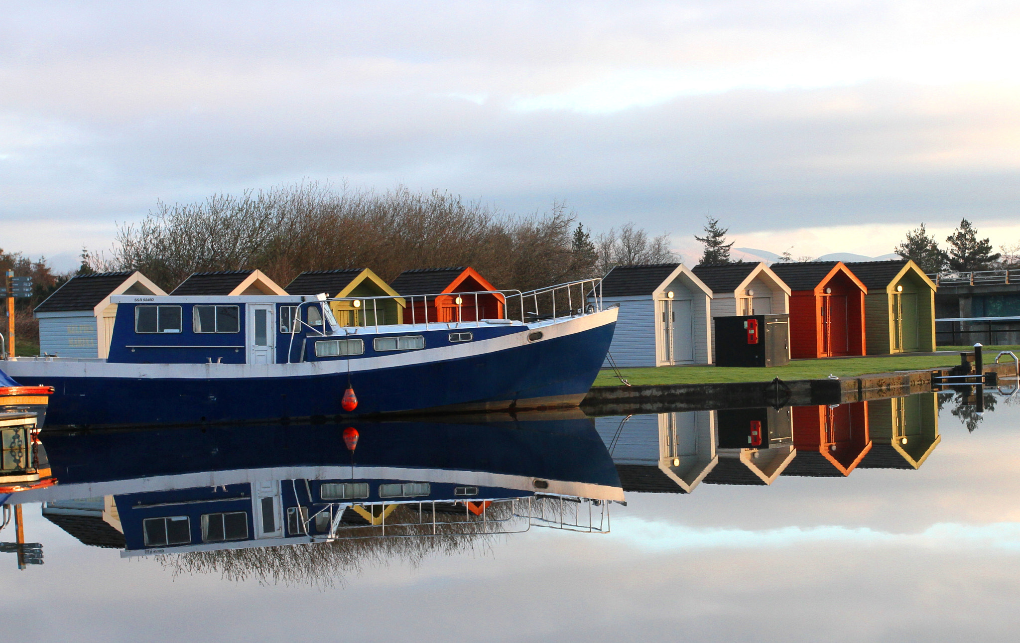 Canon EF 17-40mm F4L USM sample photo. Boat and beach huts photography