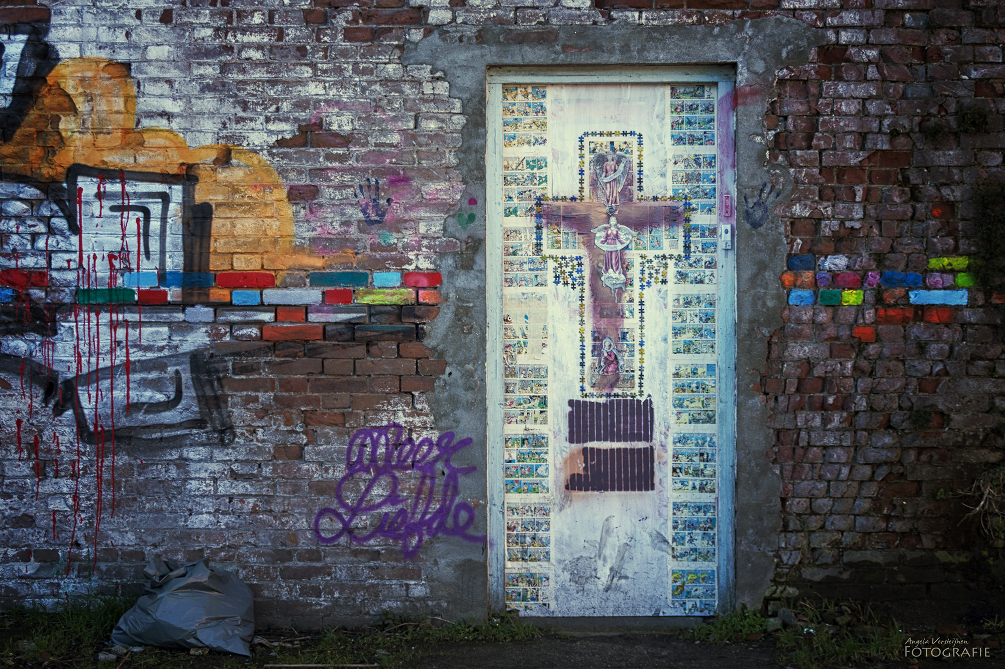 Sigma 18-250mm F3.5-6.3 DC OS HSM sample photo. Series "doors" photography