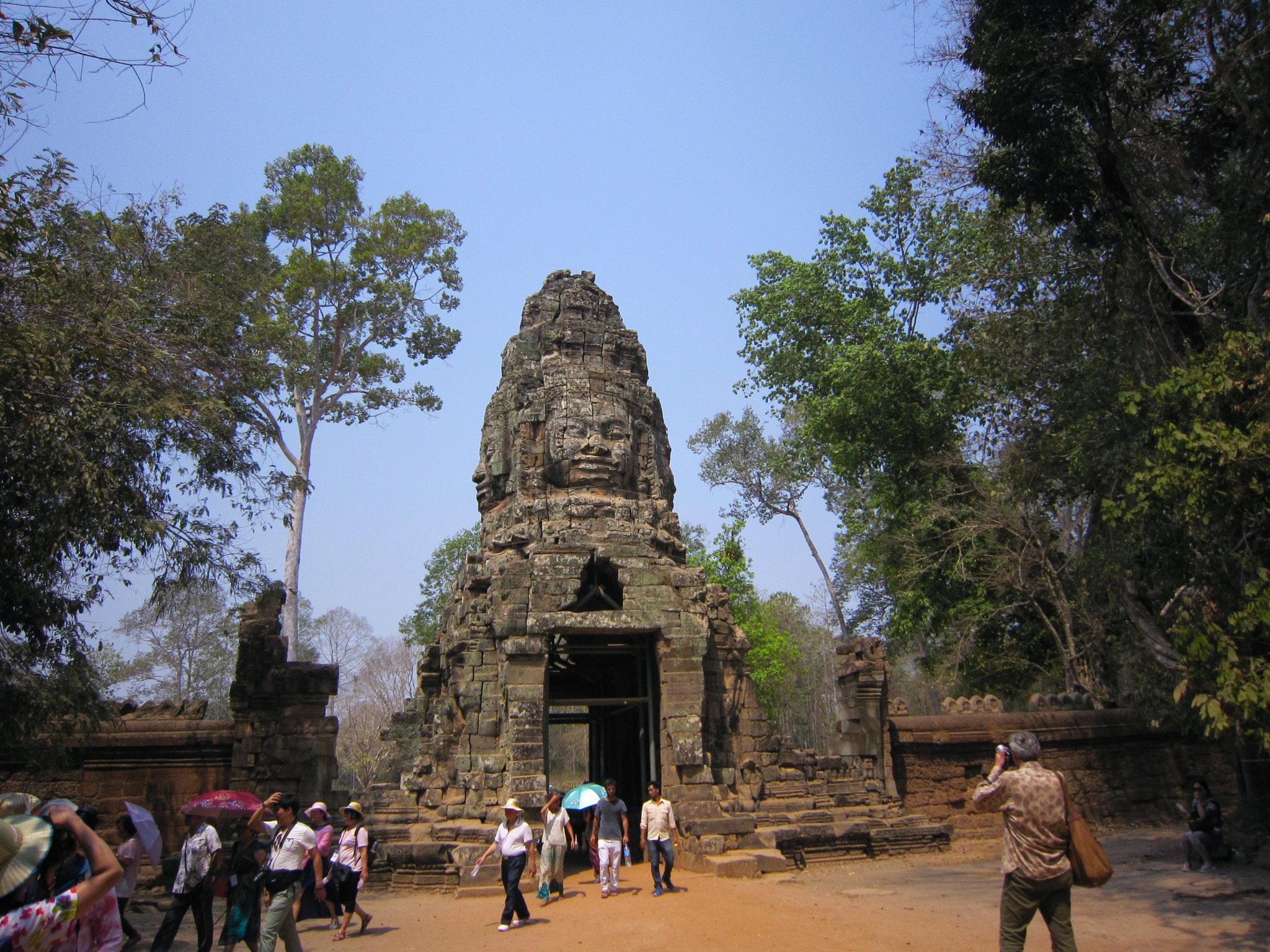 Canon PowerShot SD980 IS (Digital IXUS 200 IS / IXY Digital 930 IS) sample photo. Inside angkor wat photography