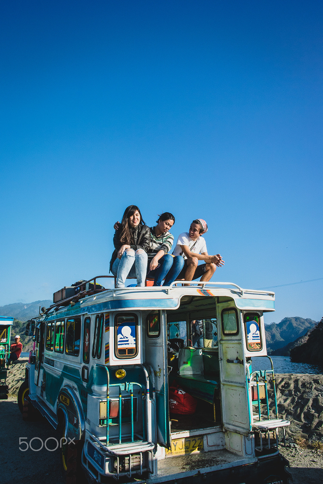 Nikon 1 V3 + Nikon 1 Nikkor 10mm F2.8 sample photo. Friends on top of jeep photography