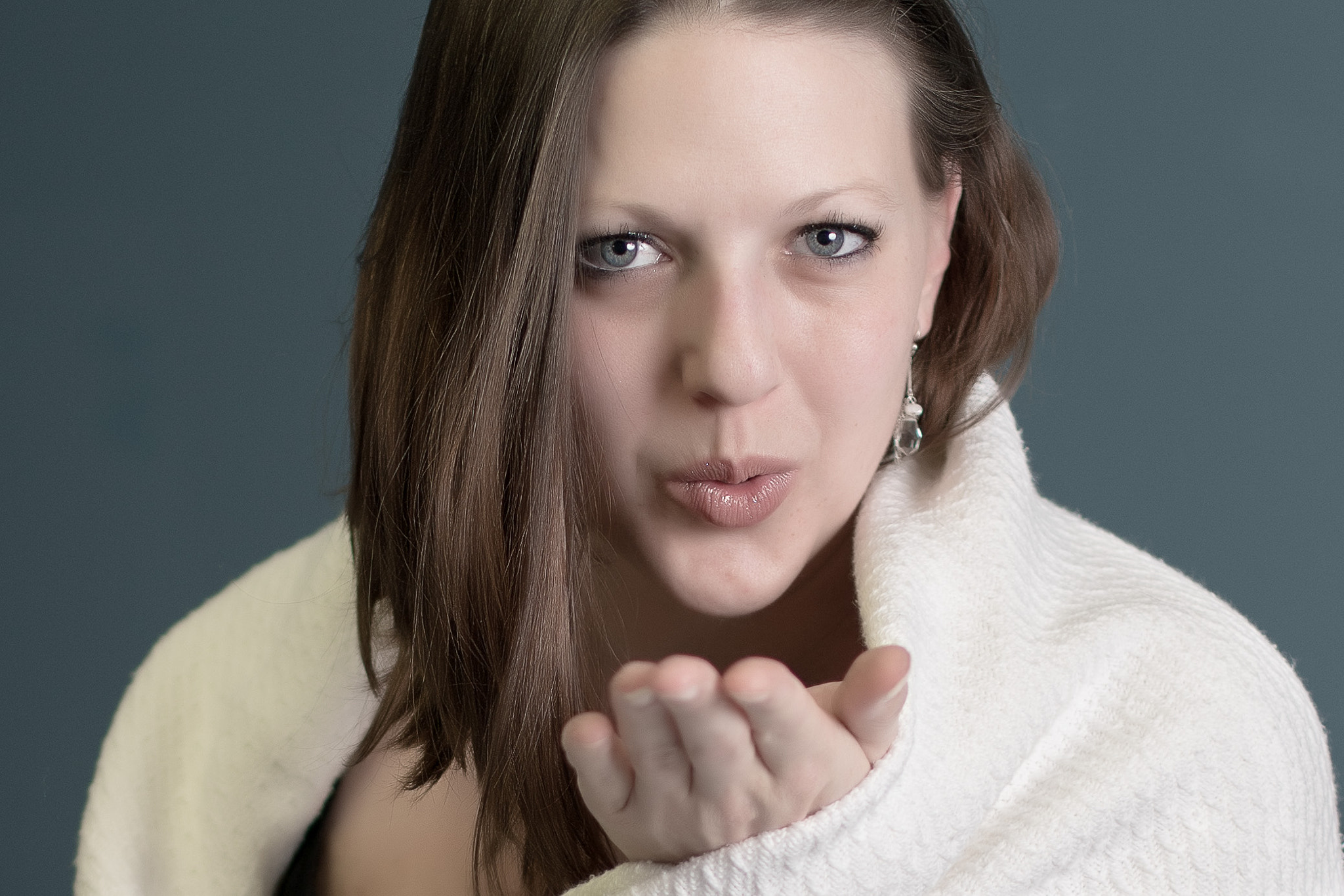 Sony a7R II + Sigma 35mm F1.4 DG HSM Art sample photo. Blow a kiss photography